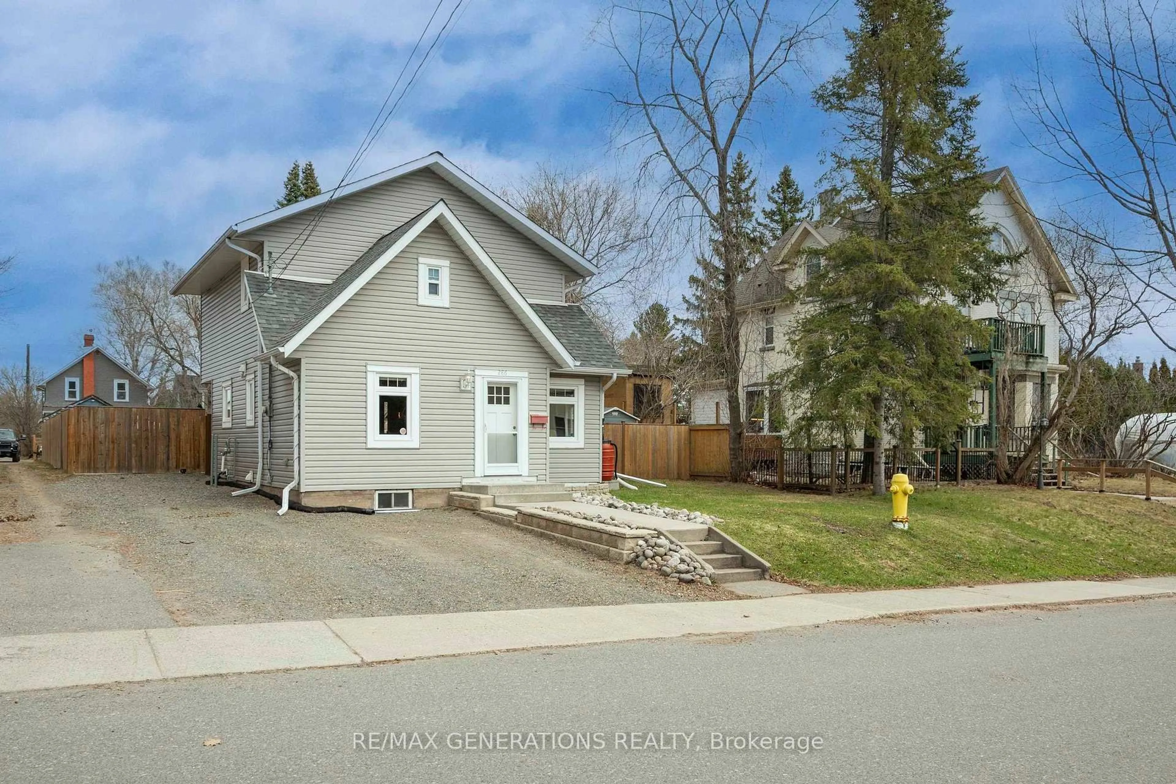 A pic from outside/outdoor area/front of a property/back of a property/a pic from drone, street for 286 Van Horne St, Thunder Bay Ontario P7A 3E9