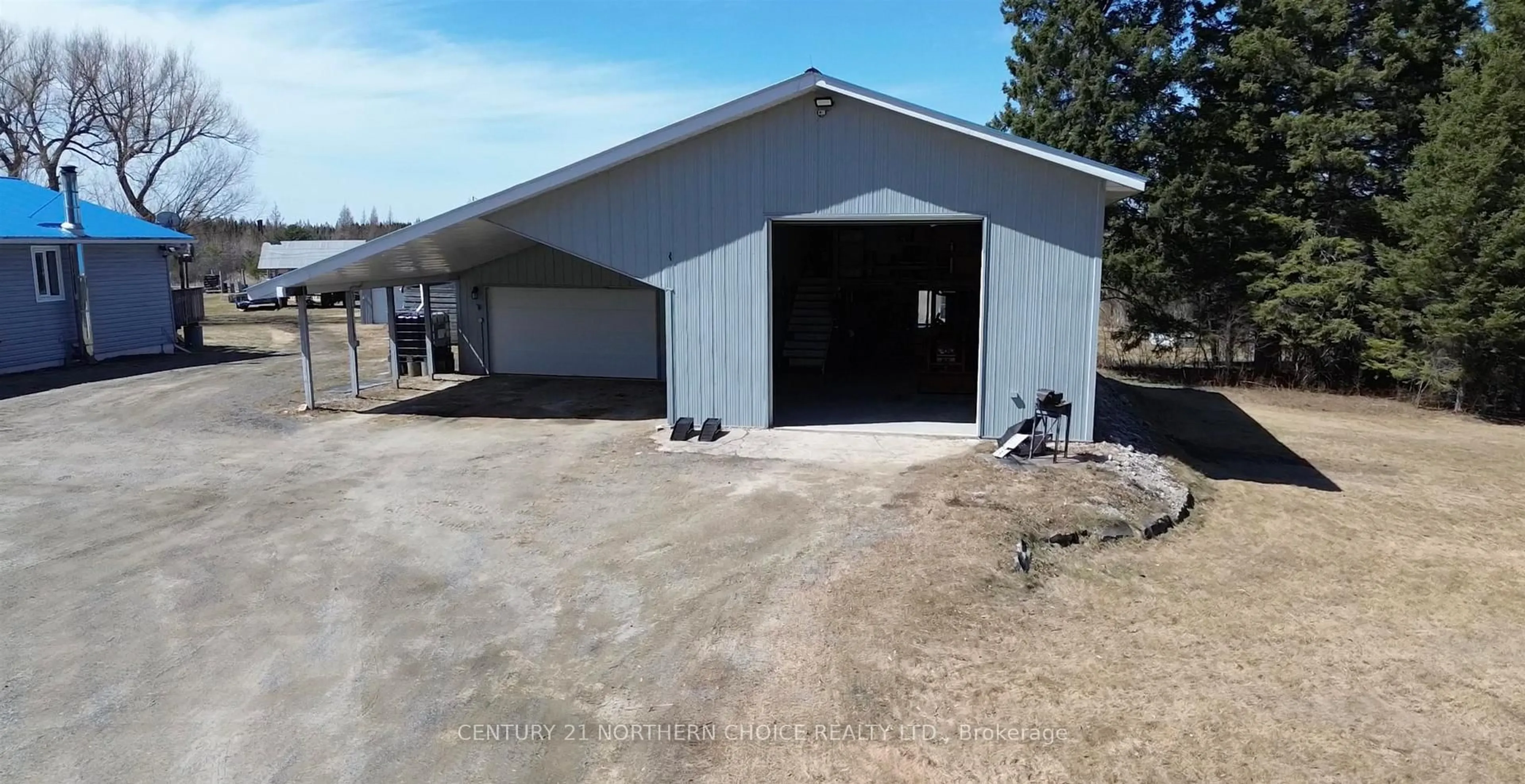 Indoor garage for 1251 Barnhart Rd, Emo Ontario P0W 1E0