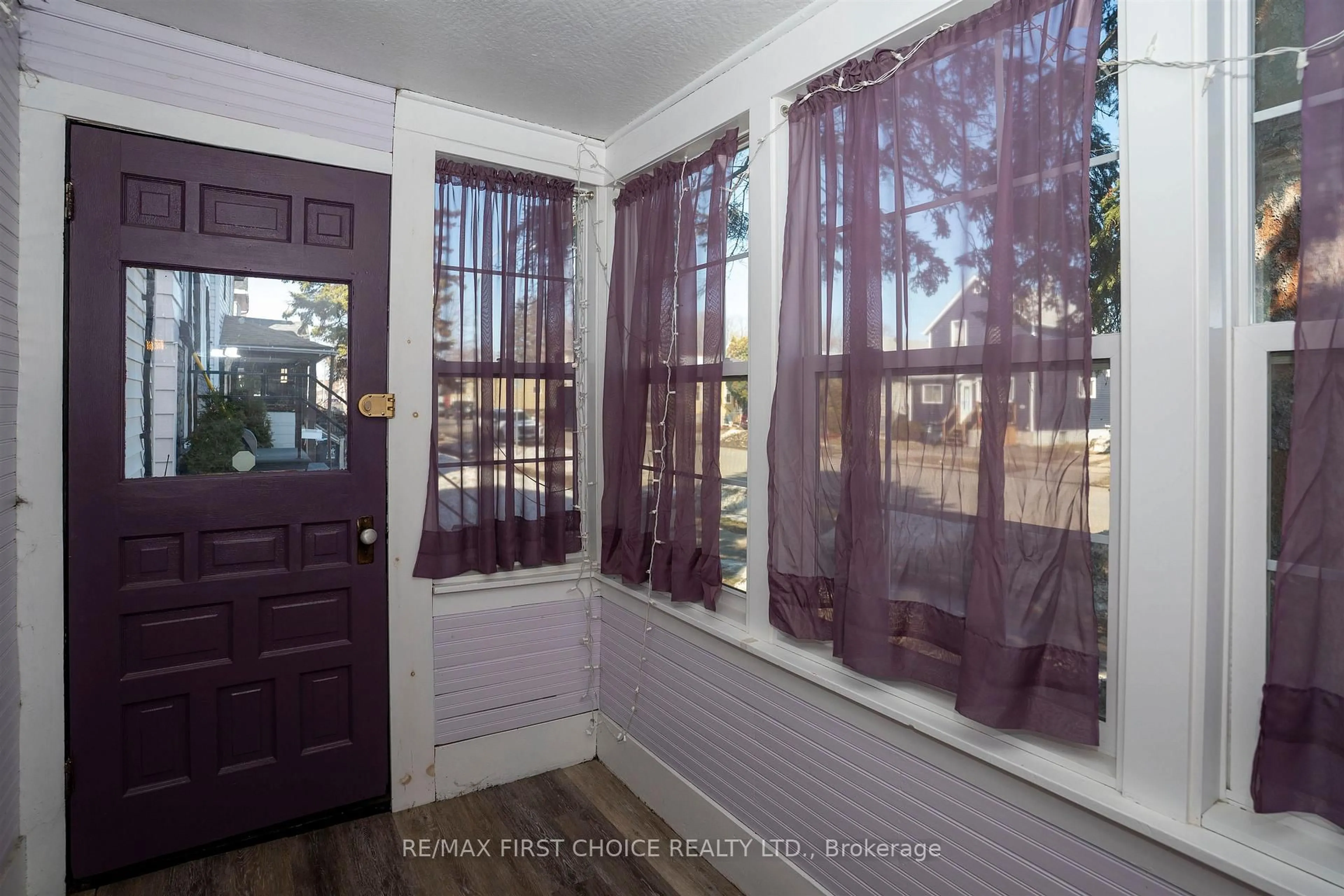 Indoor entryway for 128 AMELIA St, Thunder Bay Ontario P7E 4A2