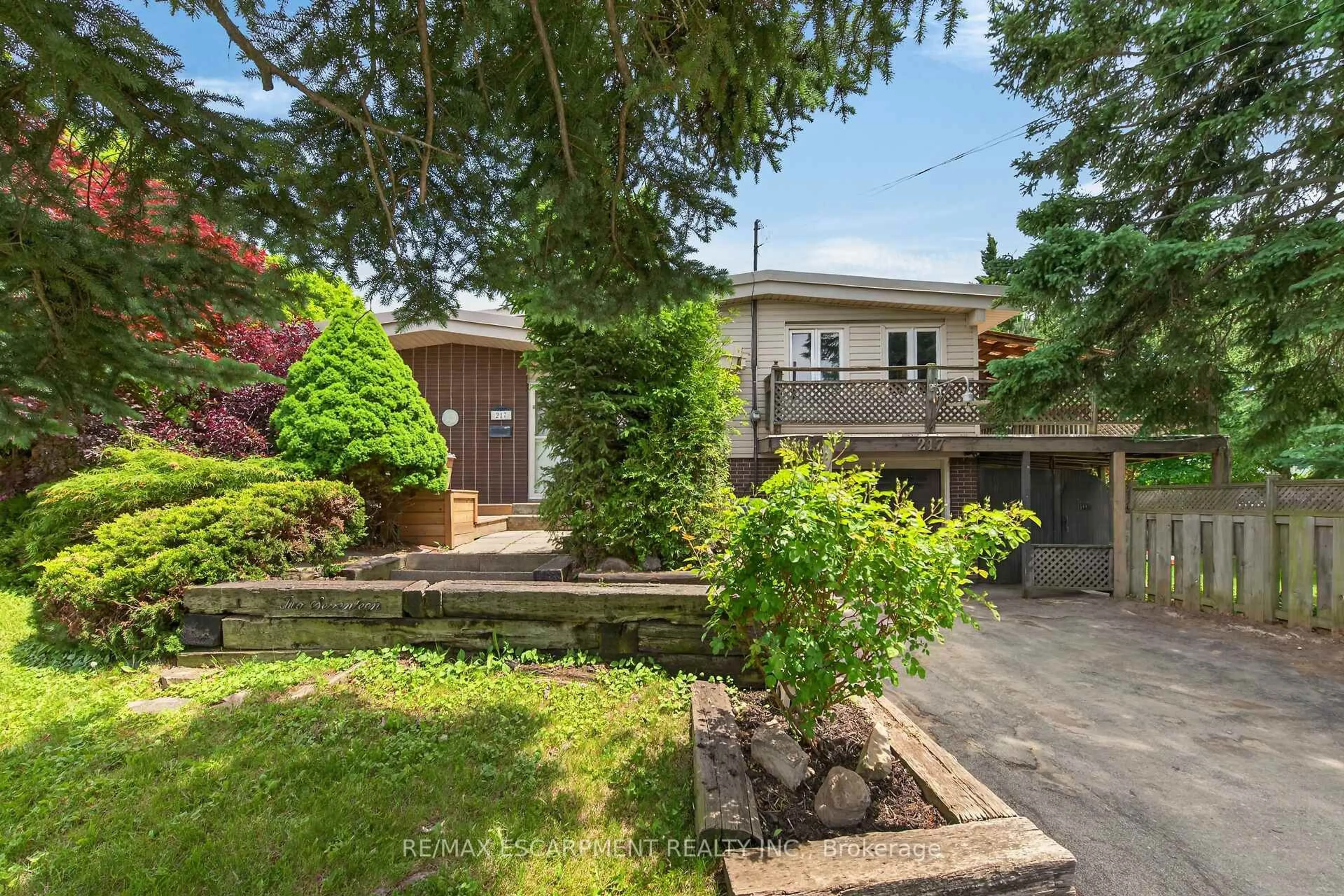 A pic from outside/outdoor area/front of a property/back of a property/a pic from drone, street for 217 West 15th St, Hamilton Ontario L9C 4B4