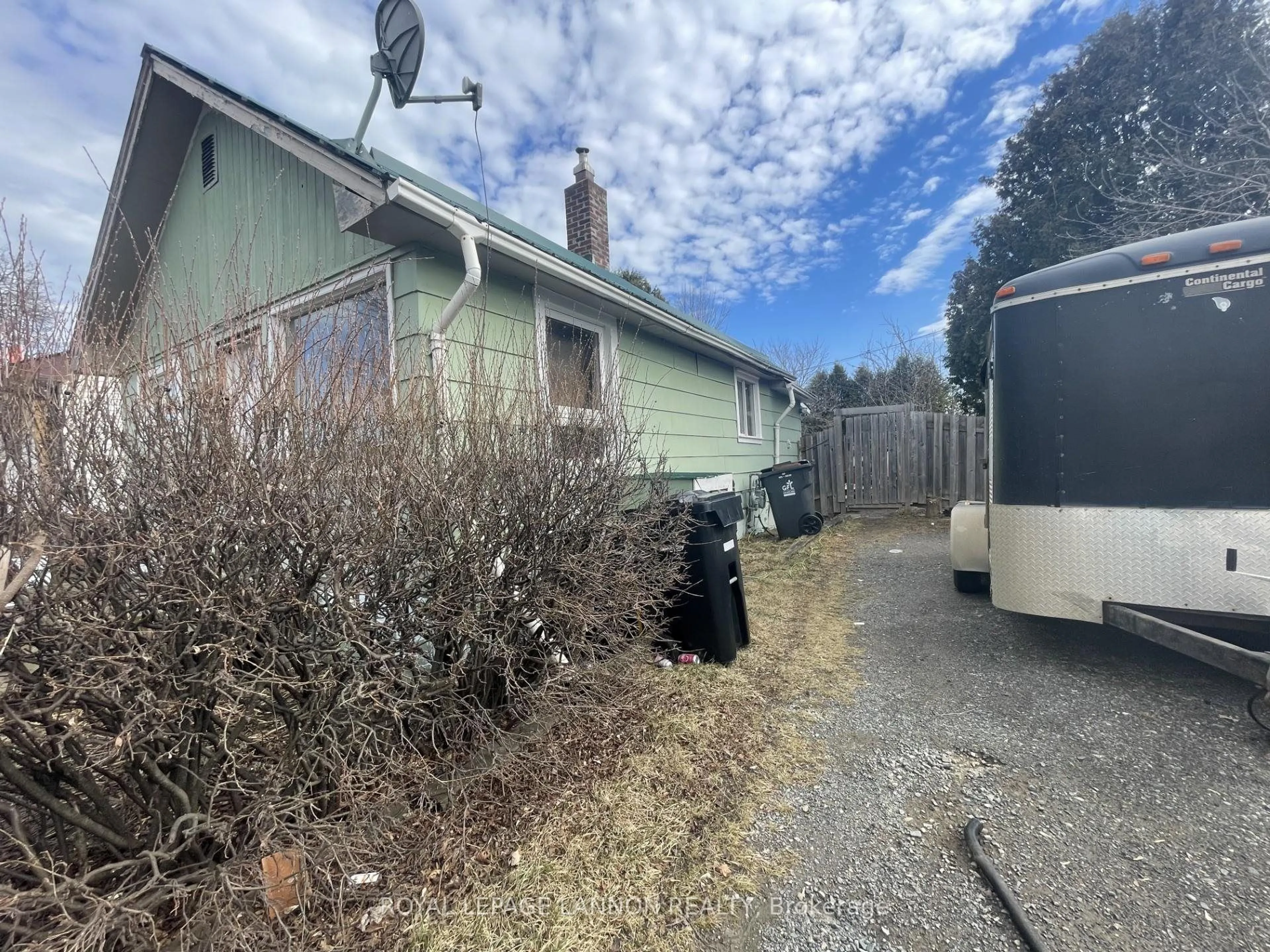 A pic from outside/outdoor area/front of a property/back of a property/a pic from drone, street for 1308 Francis St, Thunder Bay Ontario P7E 4G3