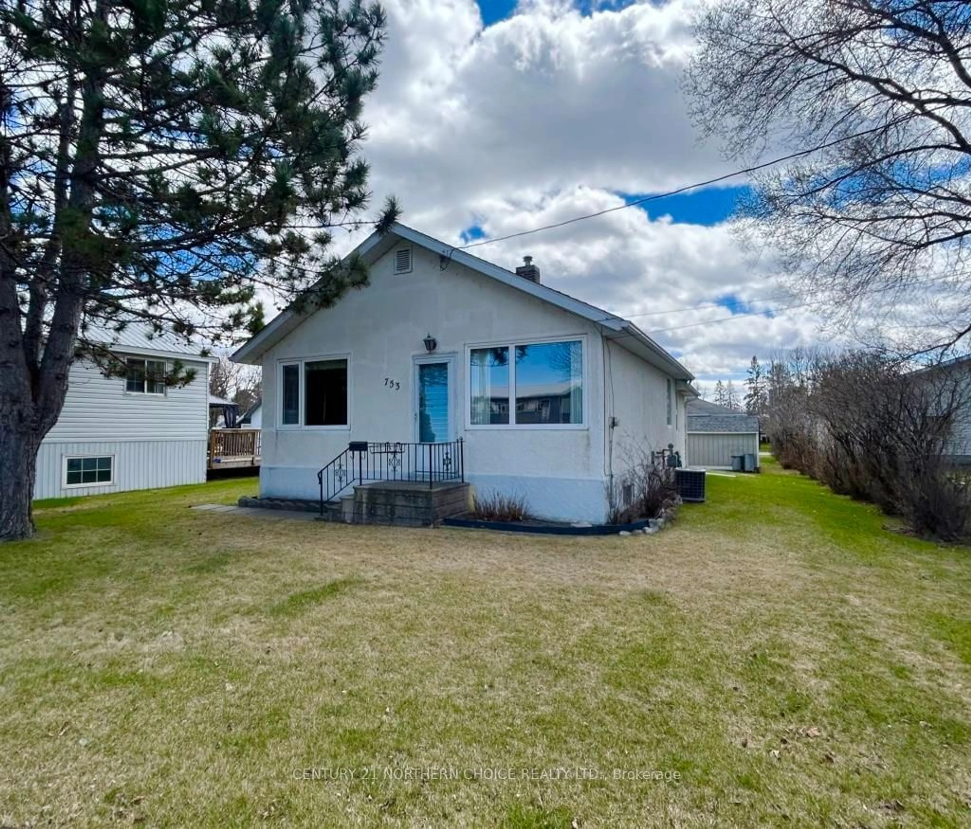 A pic from outside/outdoor area/front of a property/back of a property/a pic from drone, unknown for 753 Kings Hwy, Fort Frances Ontario P9A 2X3