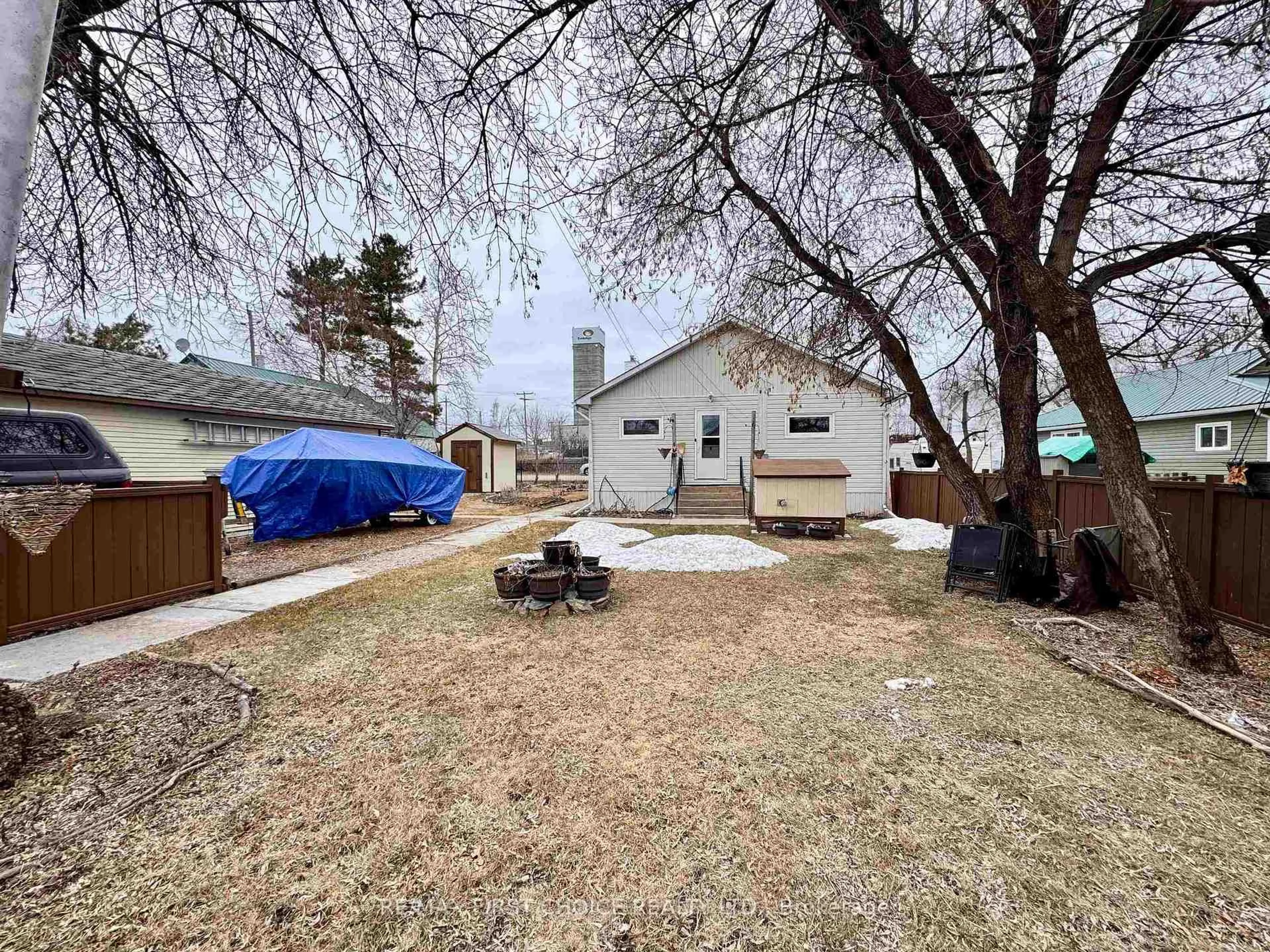 A pic from outside/outdoor area/front of a property/back of a property/a pic from drone, street for 28 William St, Red Lake Ontario P0V 1L0