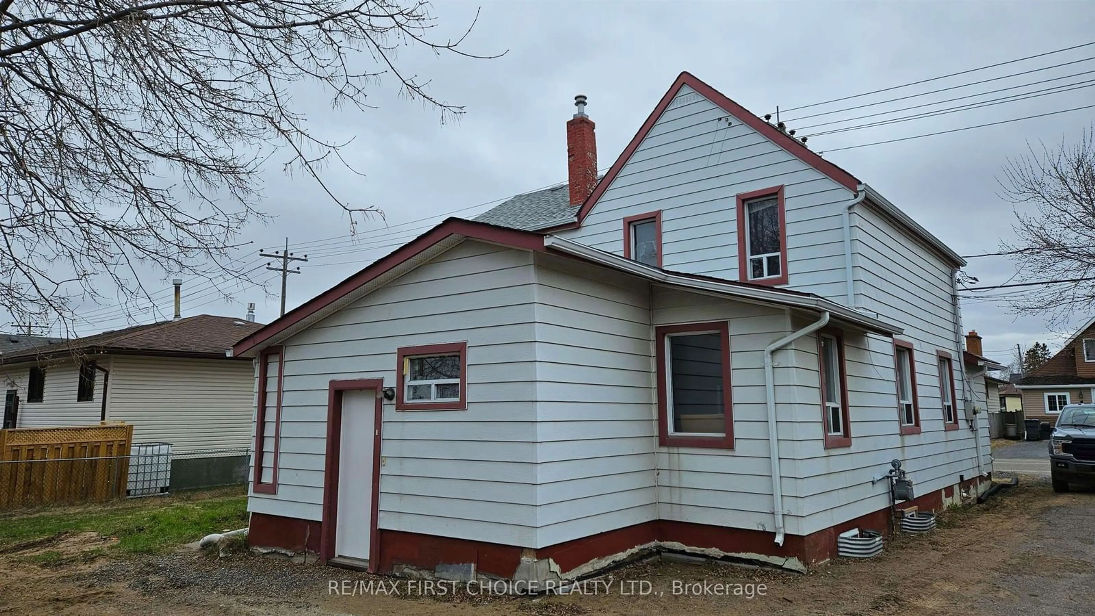 Home with vinyl exterior material, building for 345 Ray Blvd, Thunder Bay Ontario P7B 4E5