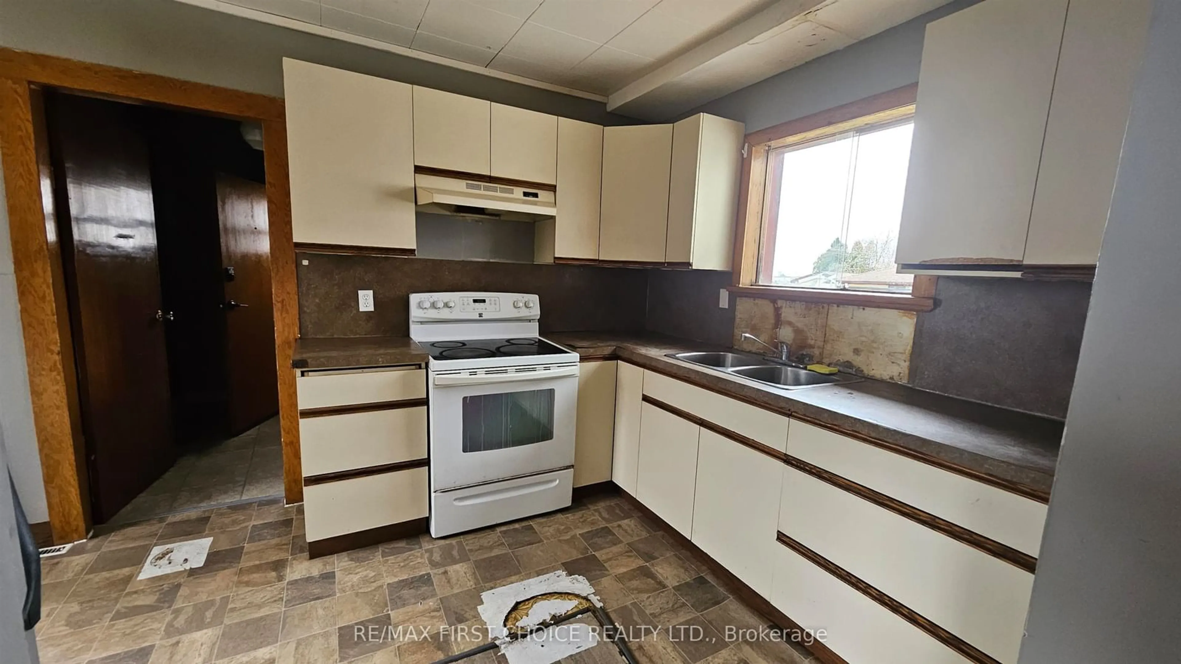 Standard kitchen, unknown for 345 Ray Blvd, Thunder Bay Ontario P7B 4E5
