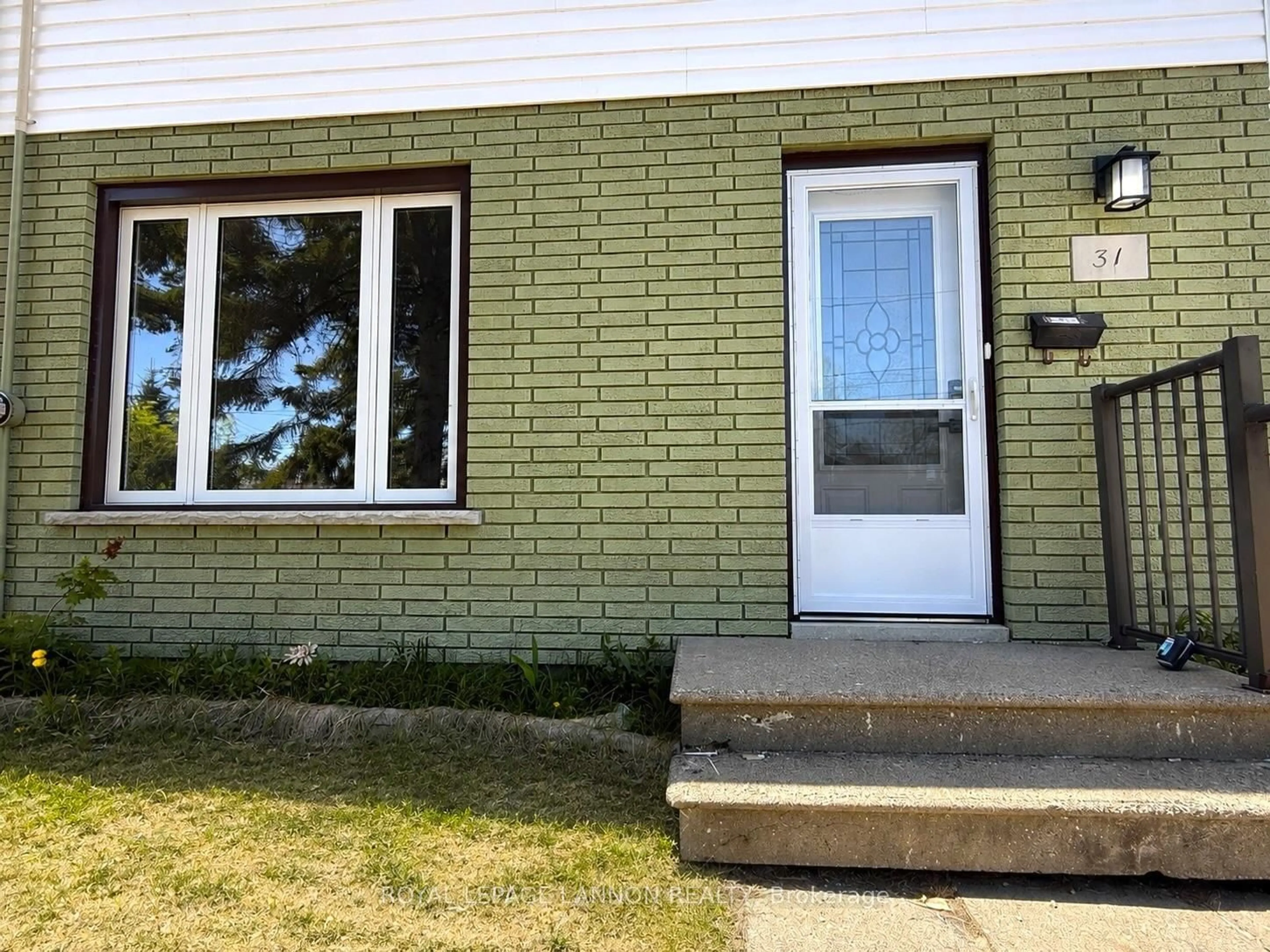 Home with vinyl exterior material, street for 31 Matthews St, Thunder Bay Ontario P7A 3K7