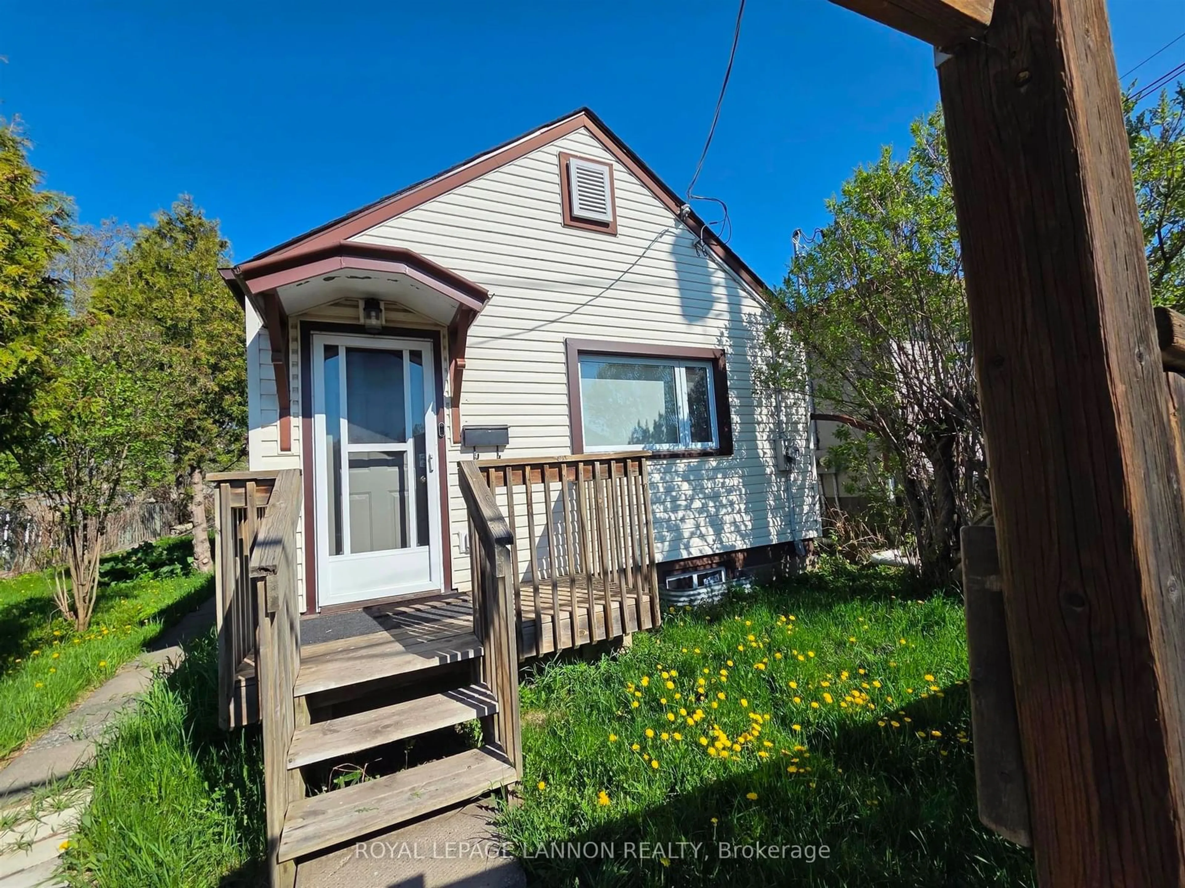 A pic from outside/outdoor area/front of a property/back of a property/a pic from drone, street for 84 Machar Ave, Thunder Bay Ontario P7B 2Y6