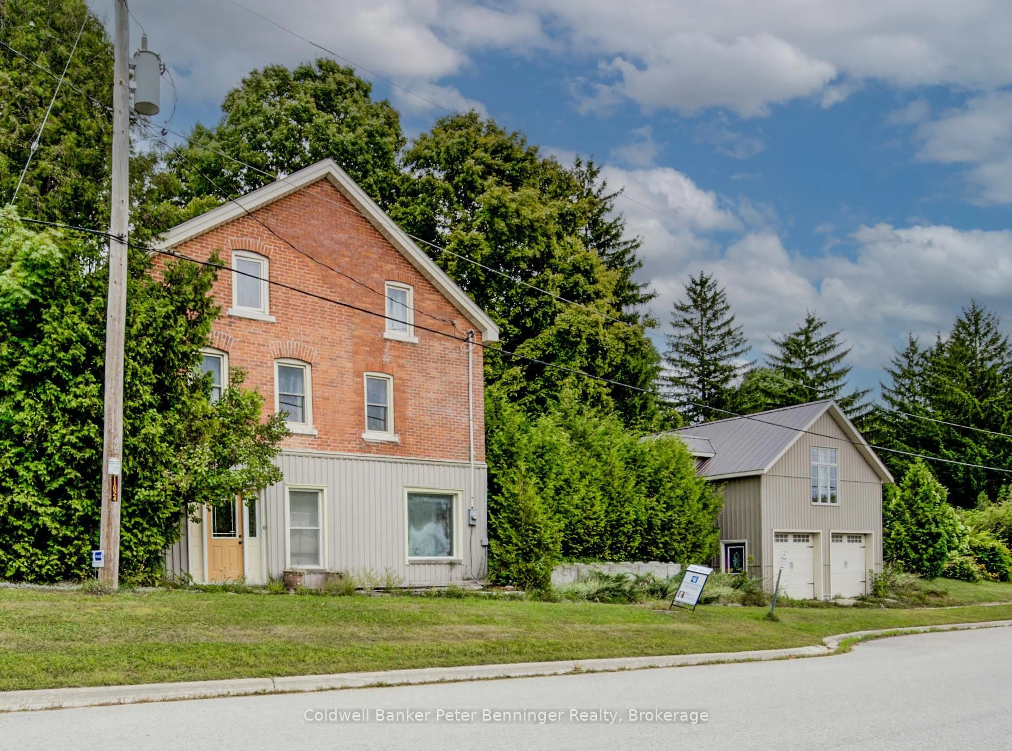 A pic from outside/outdoor area/front of a property/back of a property/a pic from drone, street for 3095 Old Mill St, Howick Ontario N0G 1V0