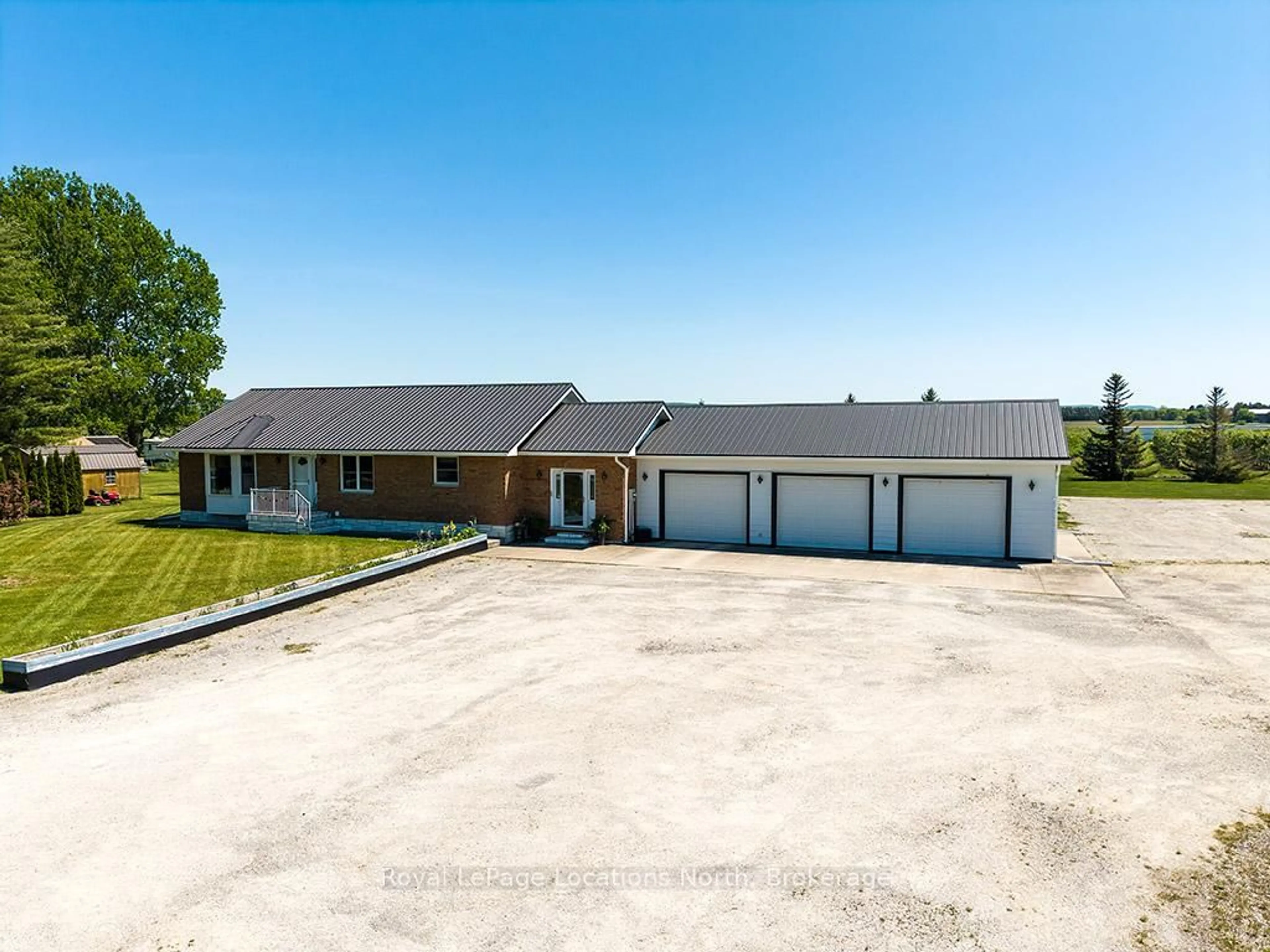 A pic from outside/outdoor area/front of a property/back of a property/a pic from drone, street for 118 Matilda St, Blue Mountains Ontario N0H 1J0