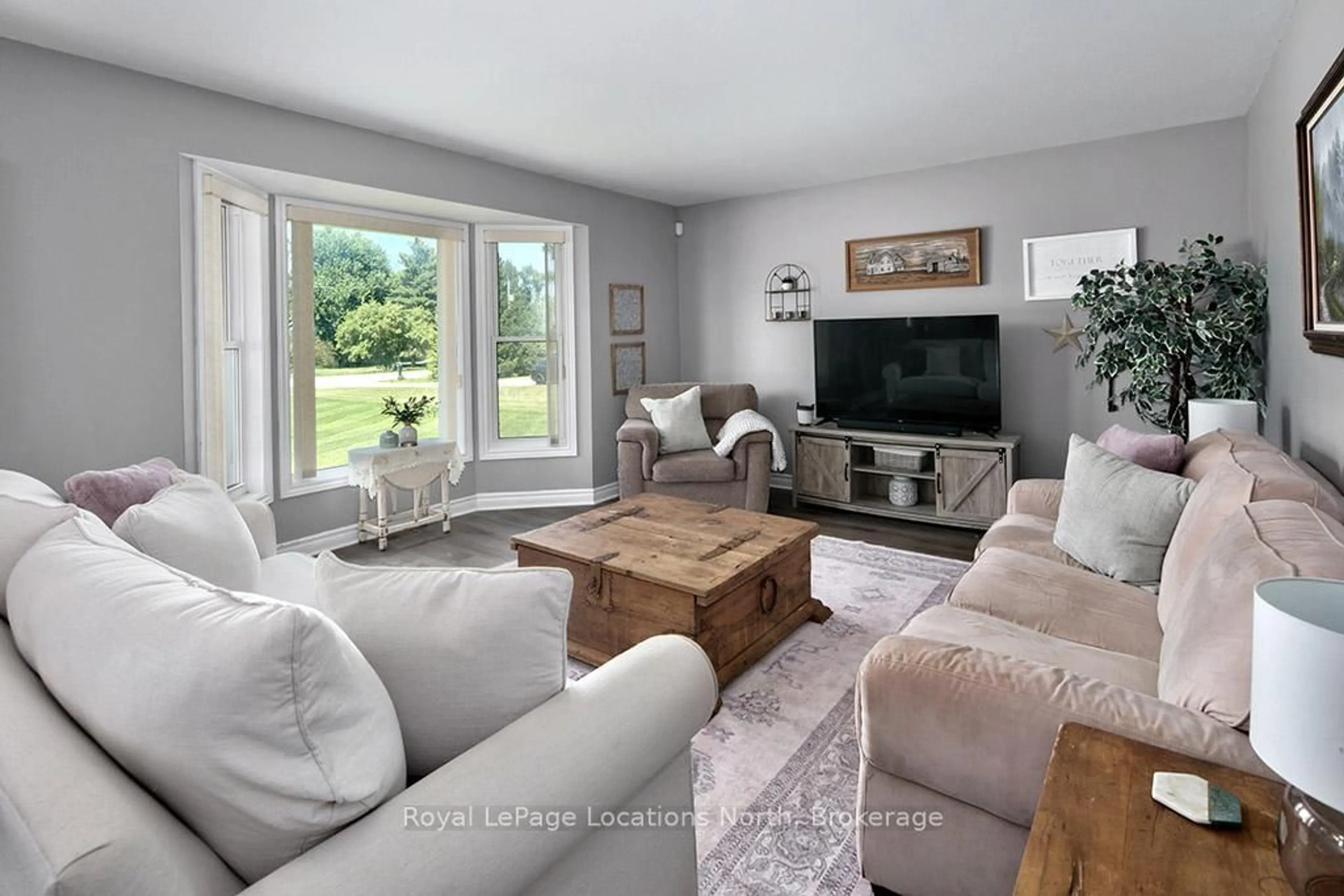 Living room with furniture, unknown for 118 Matilda St, Blue Mountains Ontario N0H 1J0