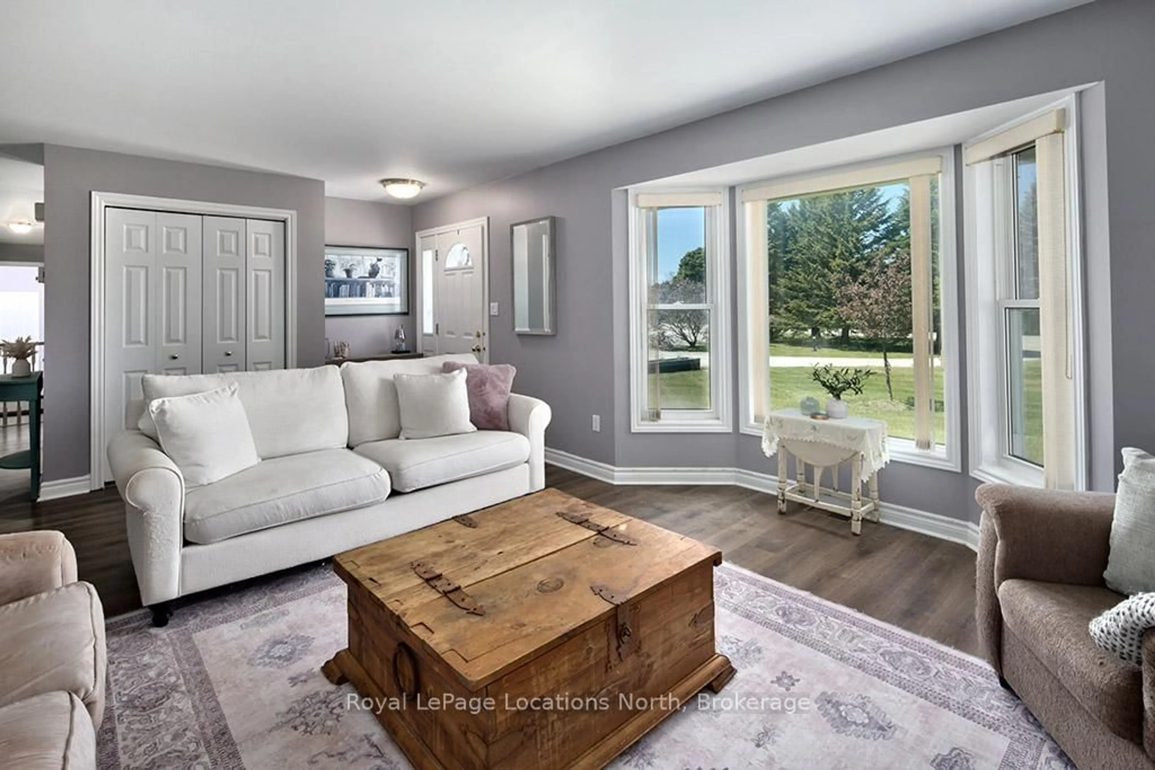 Living room with furniture, wood/laminate floor for 118 Matilda St, Blue Mountains Ontario N0H 1J0