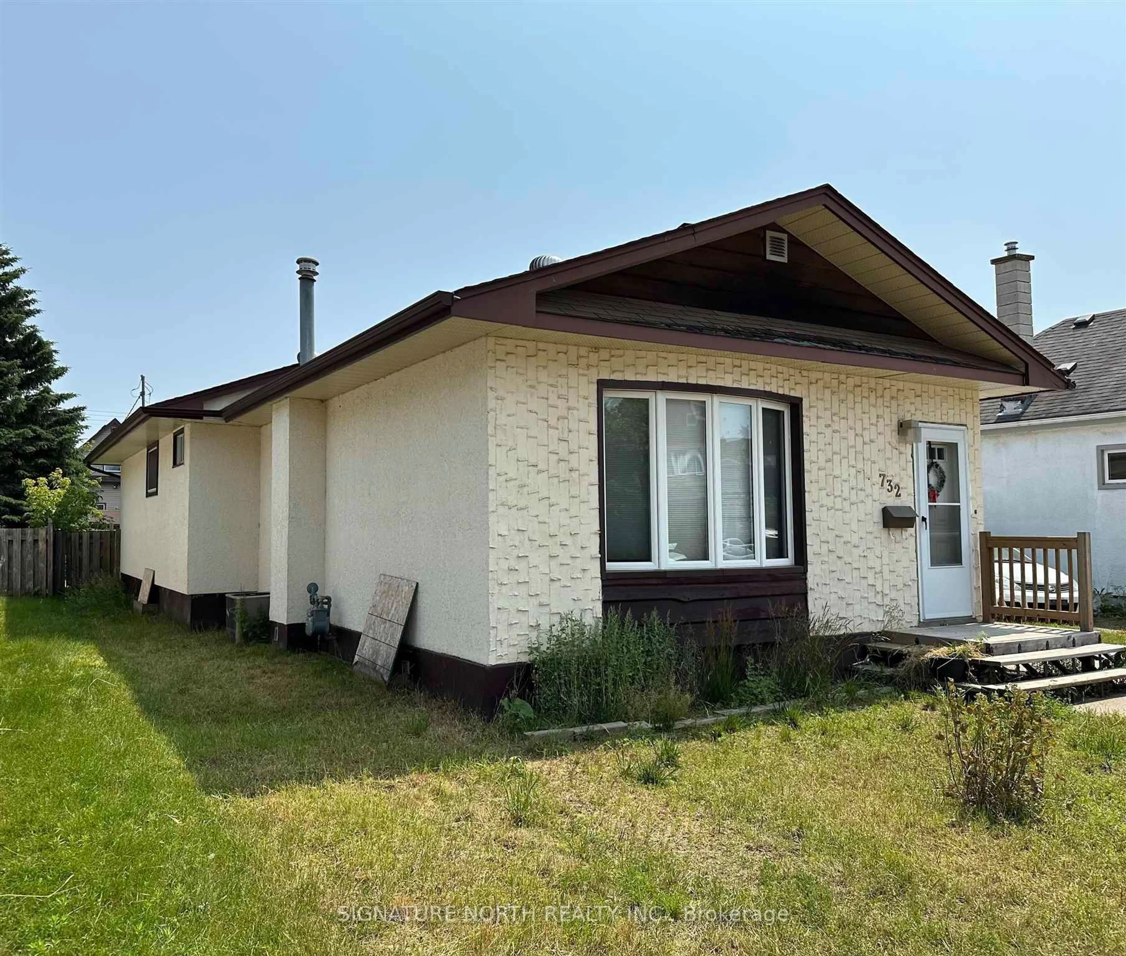 Home with vinyl exterior material, building for 732 Marks St, Thunder Bay Ontario P7E 1N2