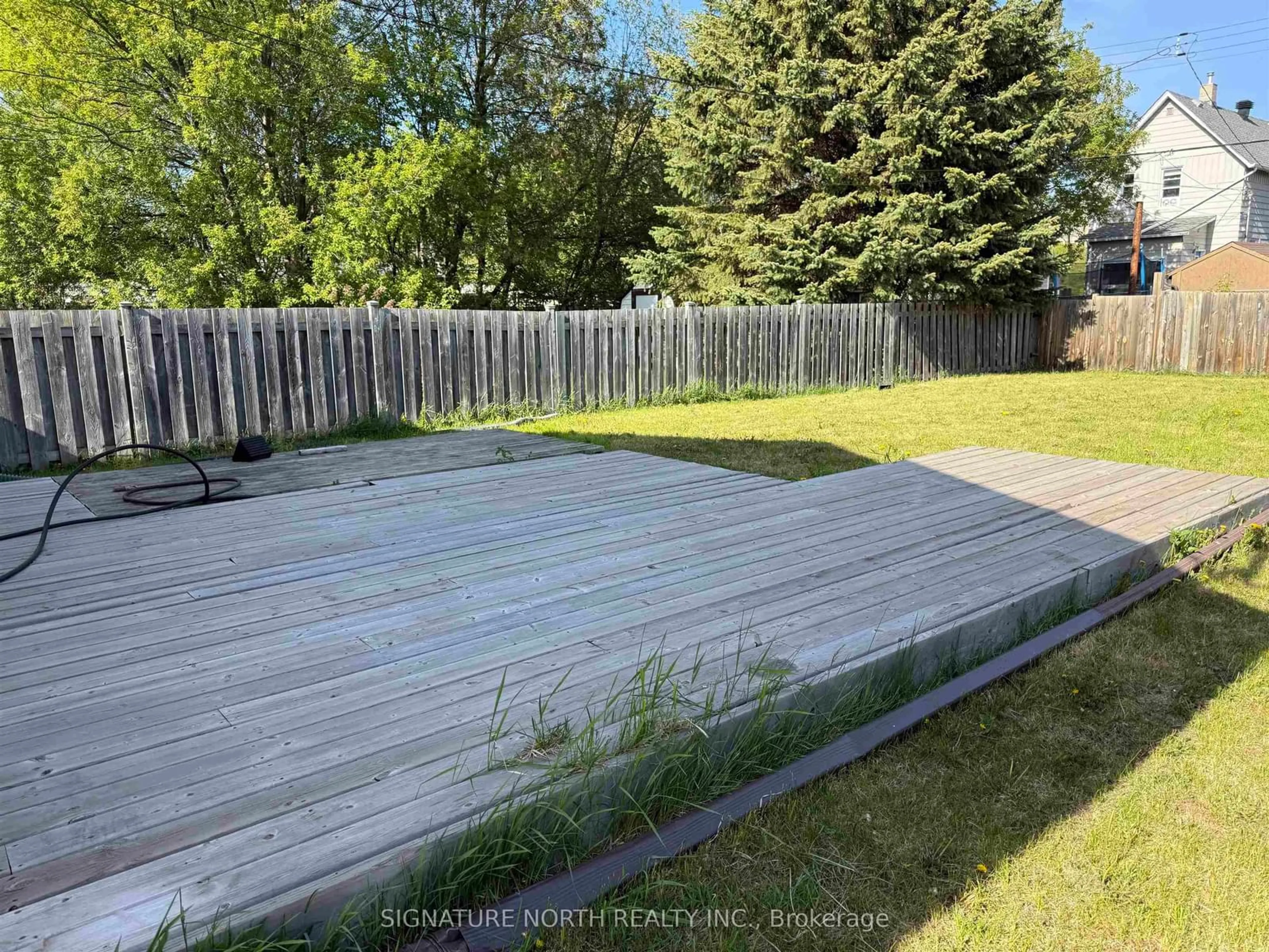 A pic from outside/outdoor area/front of a property/back of a property/a pic from drone, unknown for 732 Marks St, Thunder Bay Ontario P7E 1N2