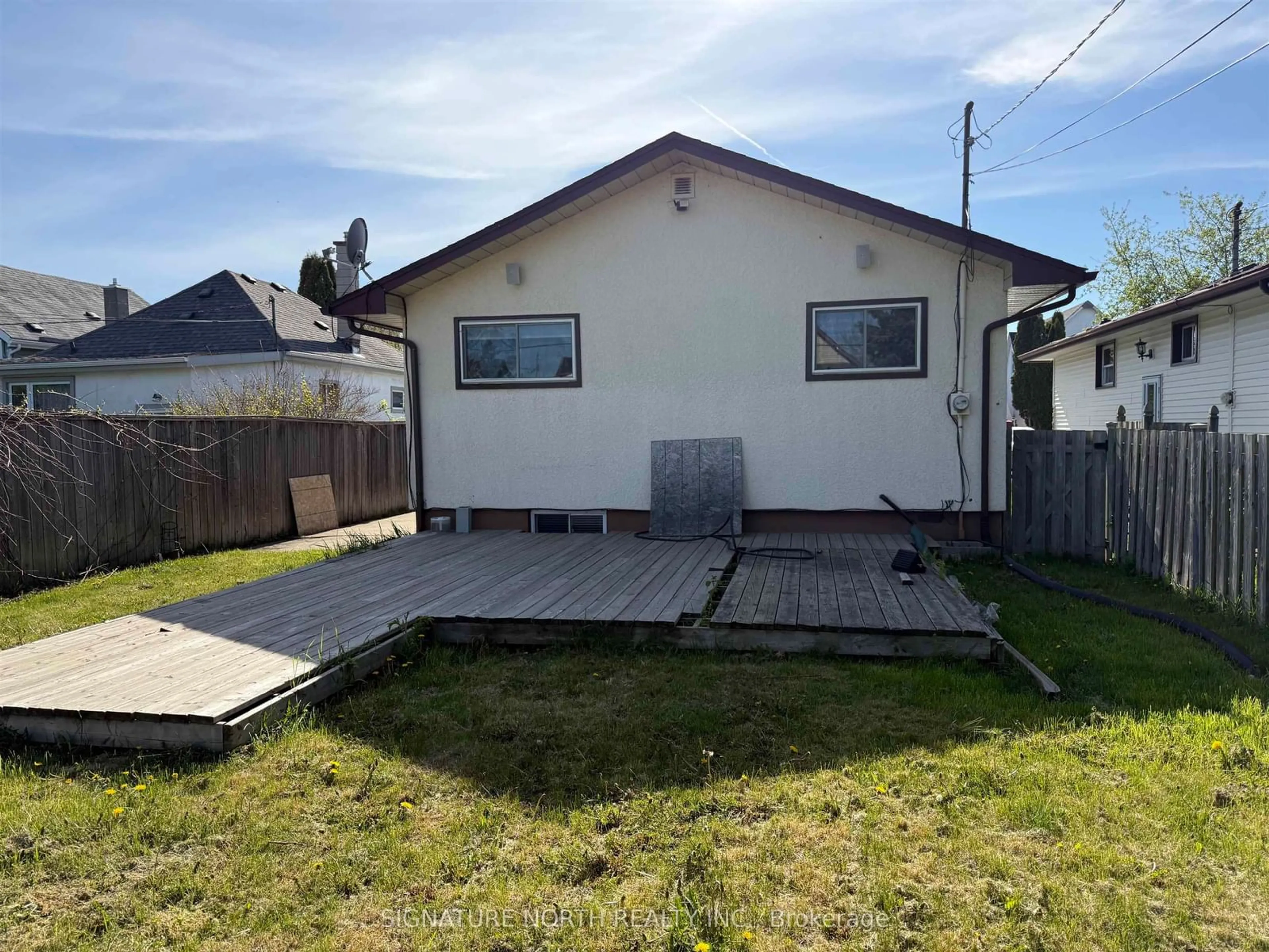 A pic from outside/outdoor area/front of a property/back of a property/a pic from drone, street for 732 Marks St, Thunder Bay Ontario P7E 1N2