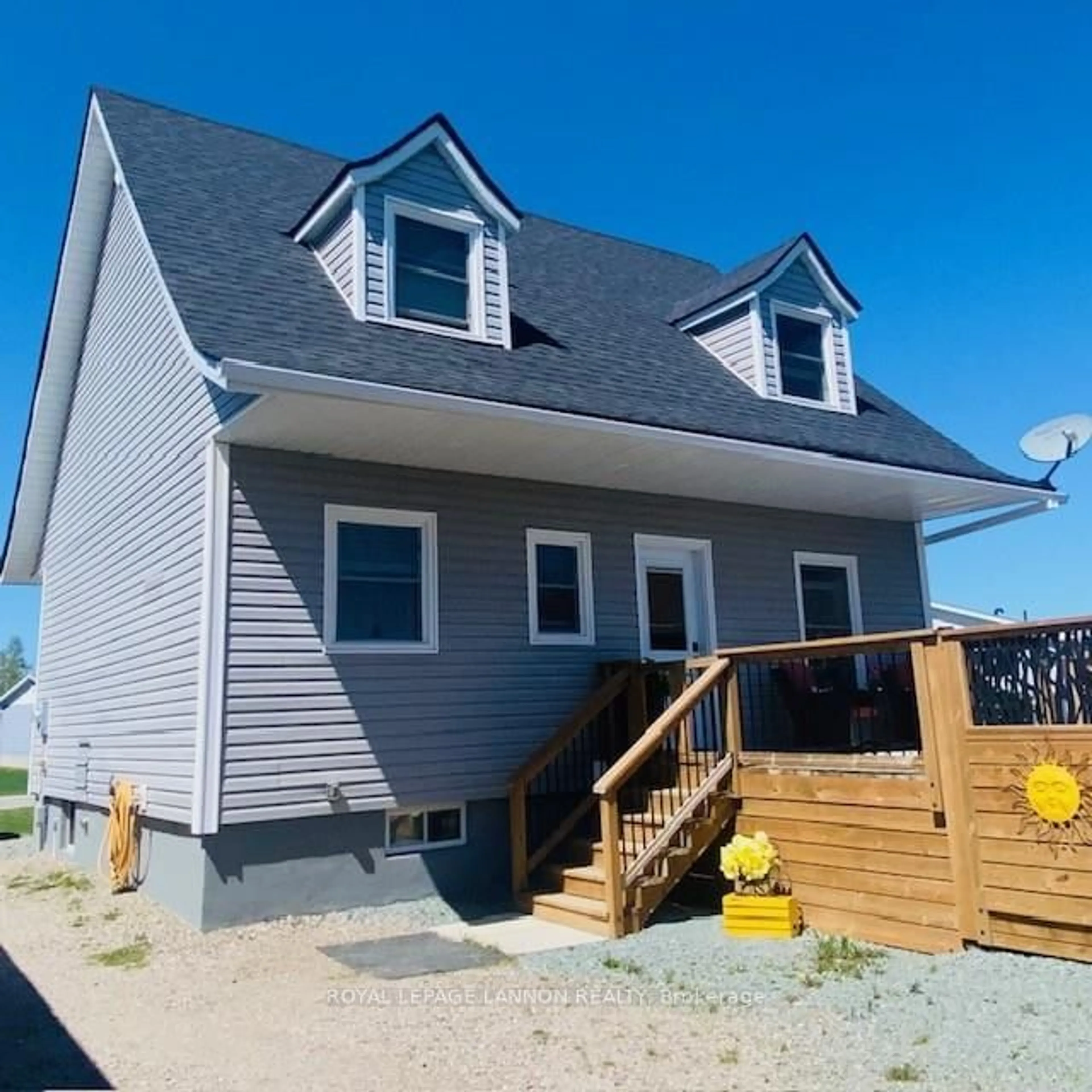 Home with vinyl exterior material, street for 611 Daneff Cres, Greenstone Ontario P0T 1M0