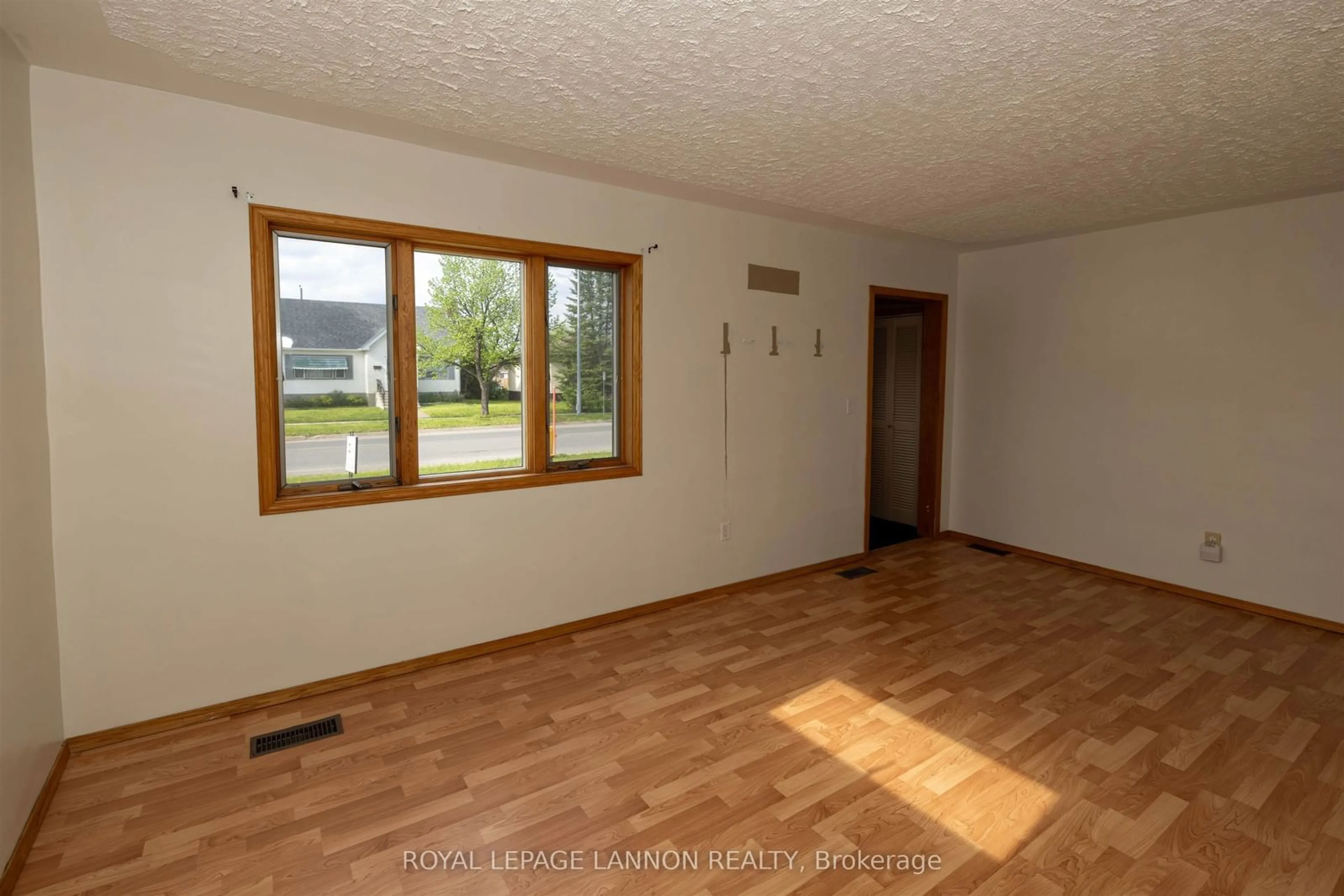 A pic of a room for 1418 Frederica St. W, Thunder Bay Ontario P7E 3Y8