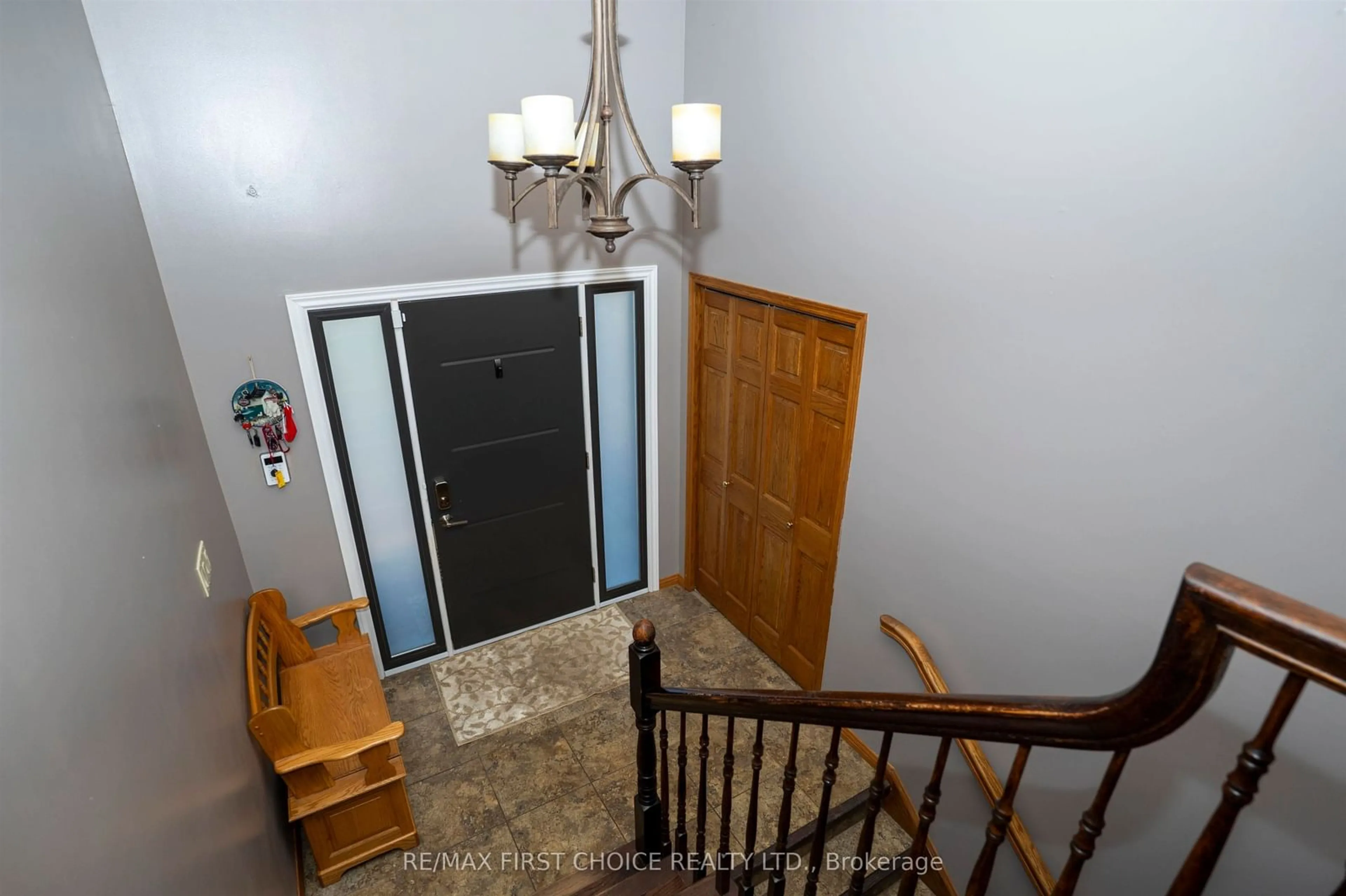 Indoor foyer for 3306 Fairview Ave, Thunder Bay Ontario P7K 1E5