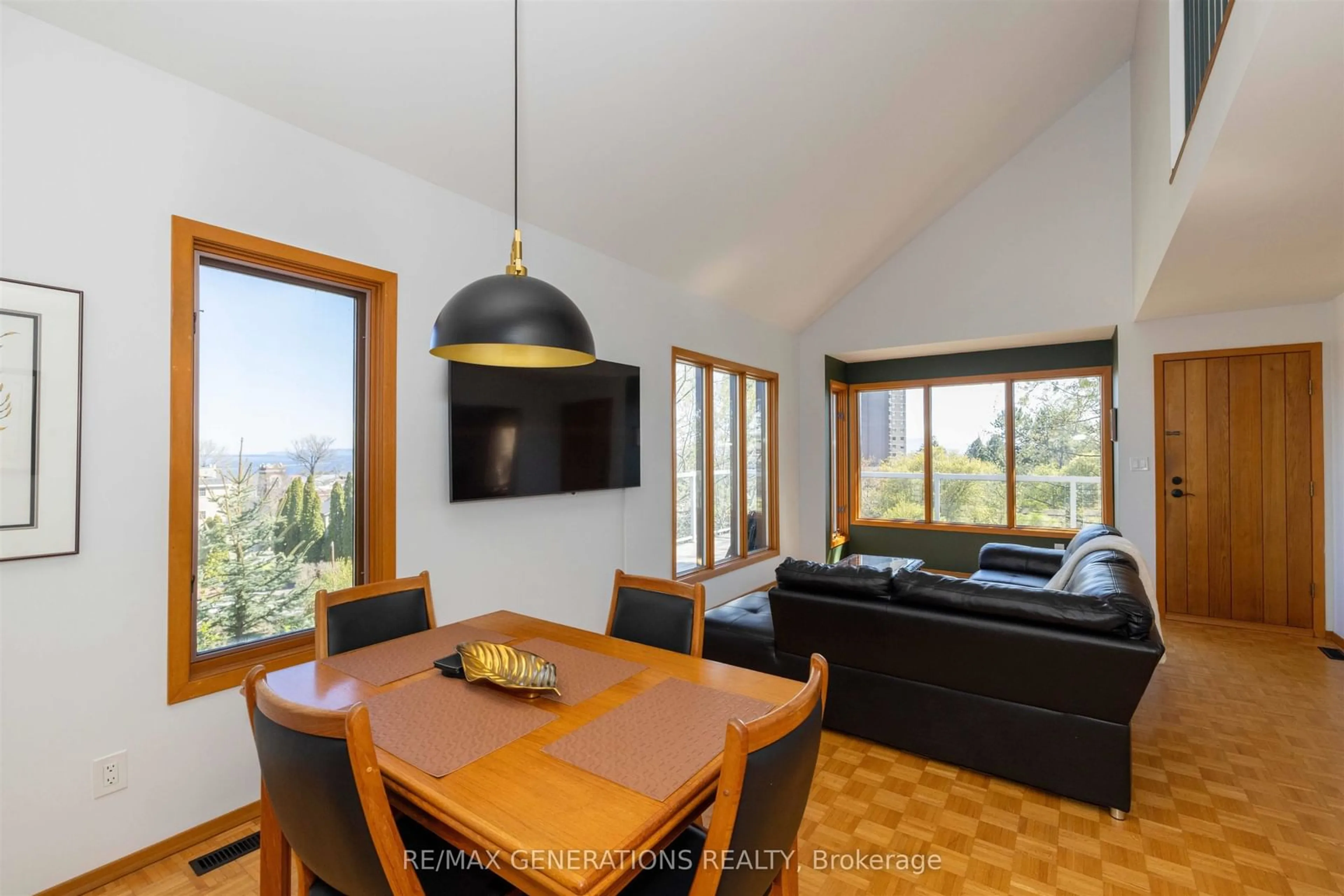 Dining room, wood/laminate floor for 401 HEBERT St, Thunder Bay Ontario P7A 4H1