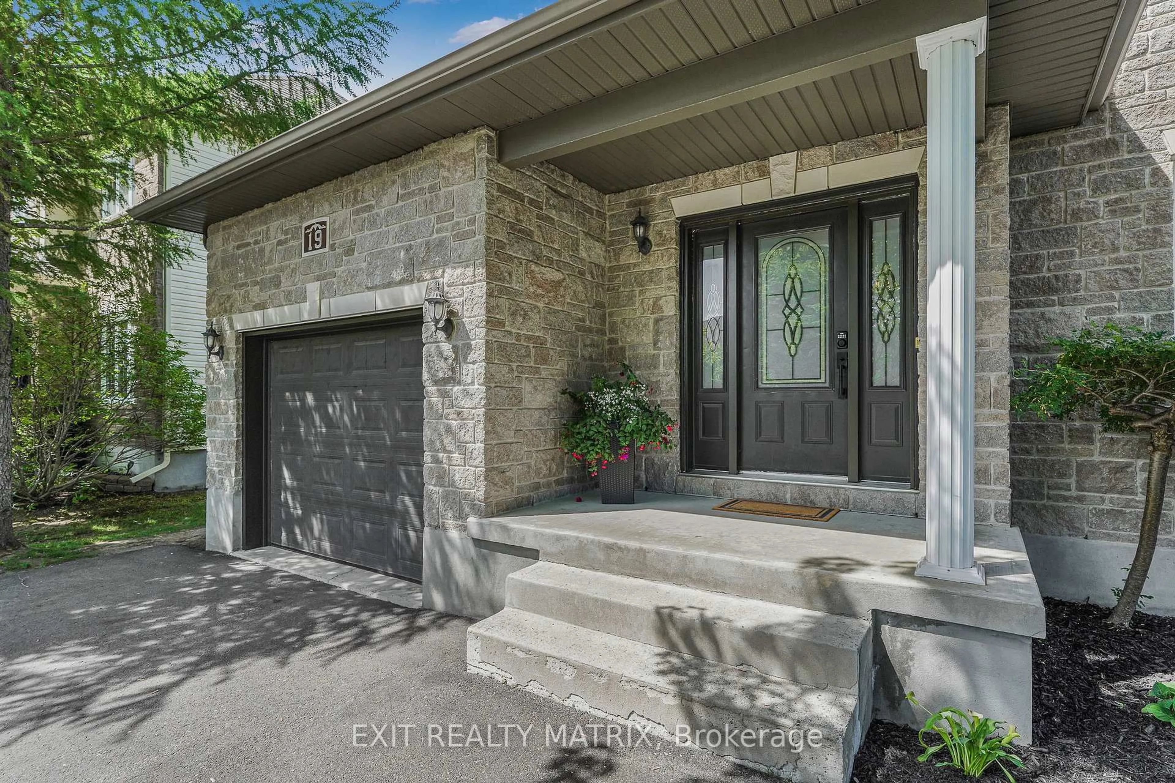 Indoor entryway for 19 South Indian Dr, The Nation Ontario K0A 2M0