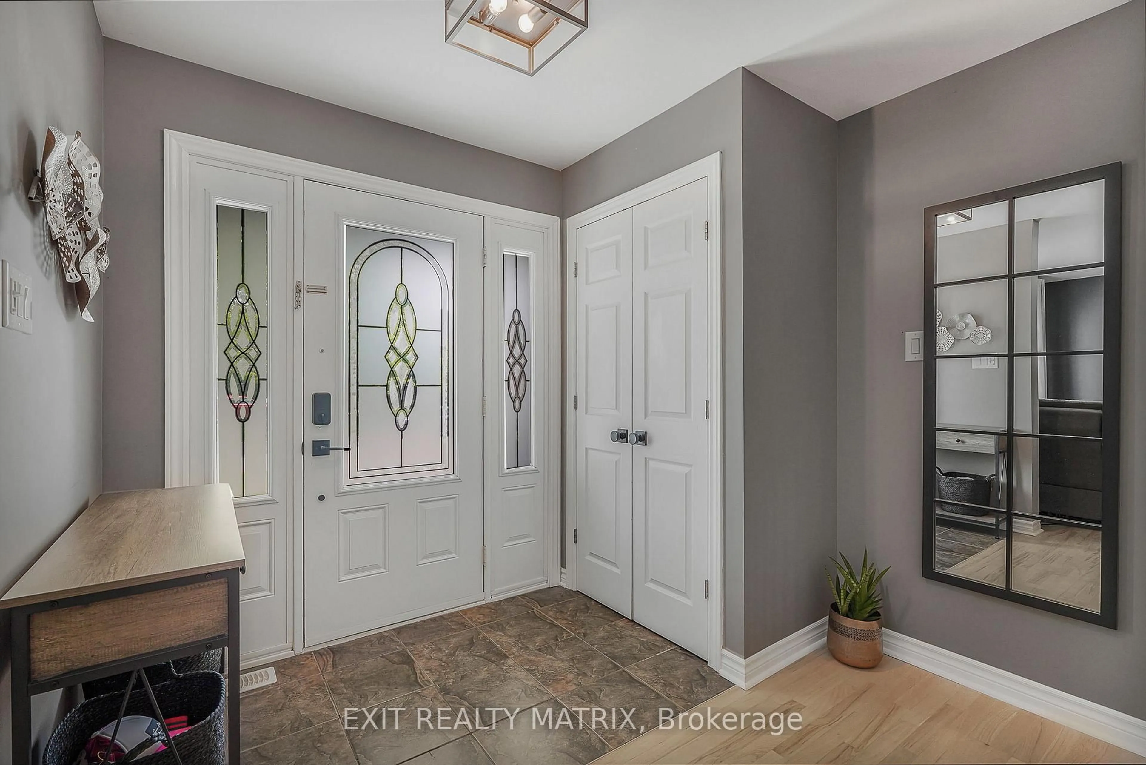 Indoor entryway for 19 South Indian Dr, The Nation Ontario K0A 2M0