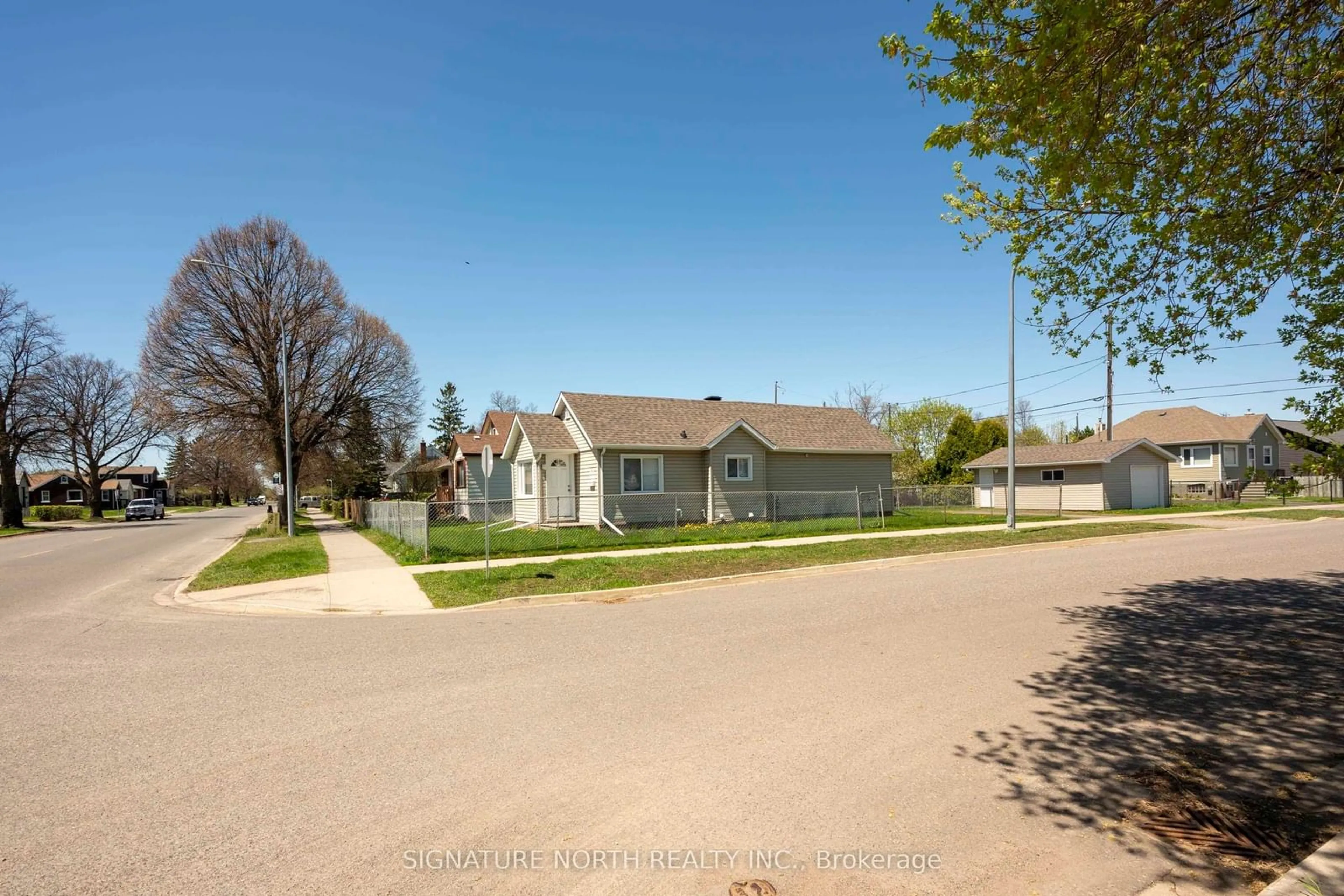 A pic from outside/outdoor area/front of a property/back of a property/a pic from drone, street for 1401 FREDERICA St, Thunder Bay Ontario P7E 3Y7