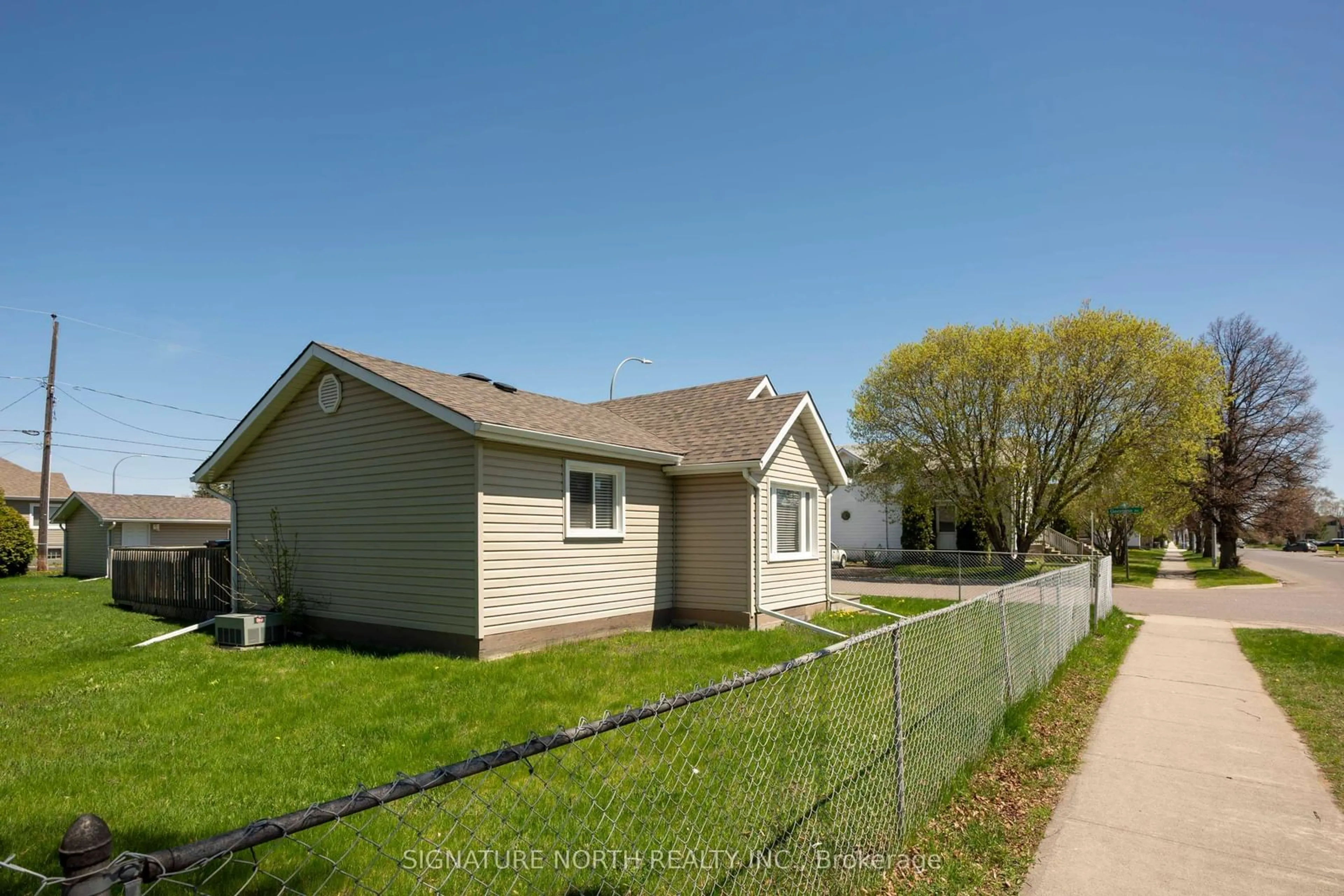Unknown for 1401 FREDERICA St, Thunder Bay Ontario P7E 3Y7