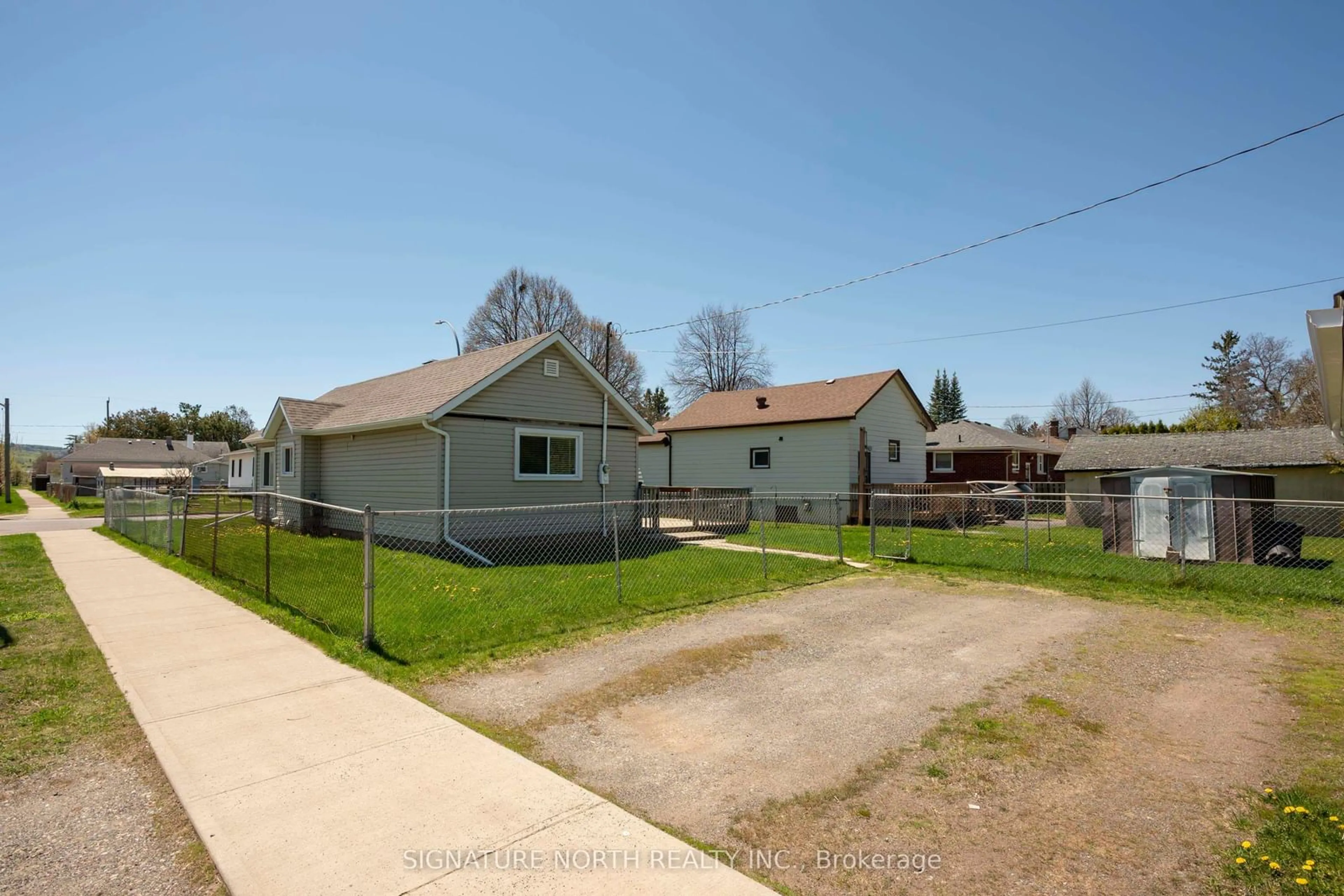 A pic from outside/outdoor area/front of a property/back of a property/a pic from drone, street for 1401 FREDERICA St, Thunder Bay Ontario P7E 3Y7