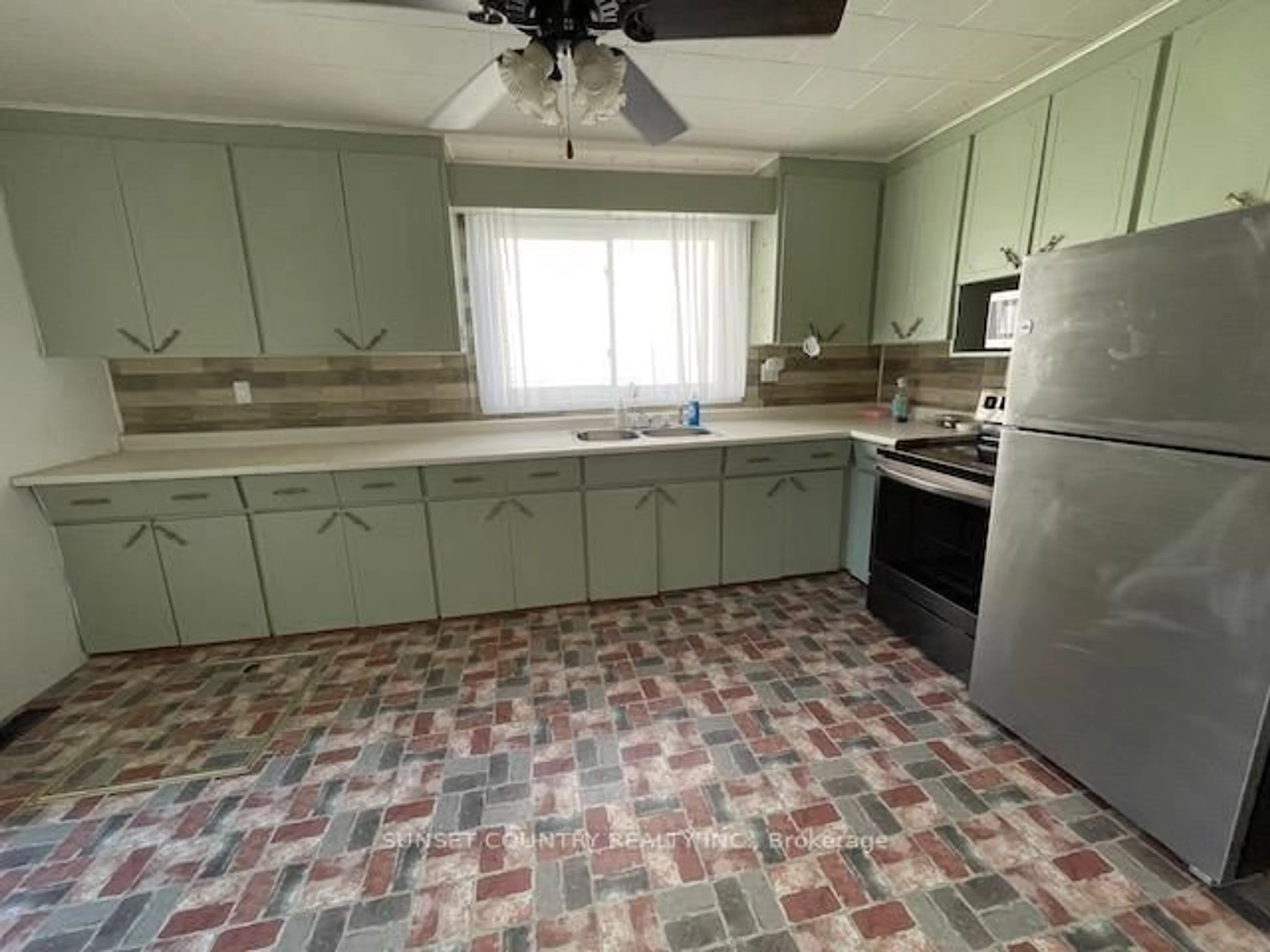 Standard kitchen, ceramic/tile floor for 180 Third St, Dryden Ontario P8N 2W1