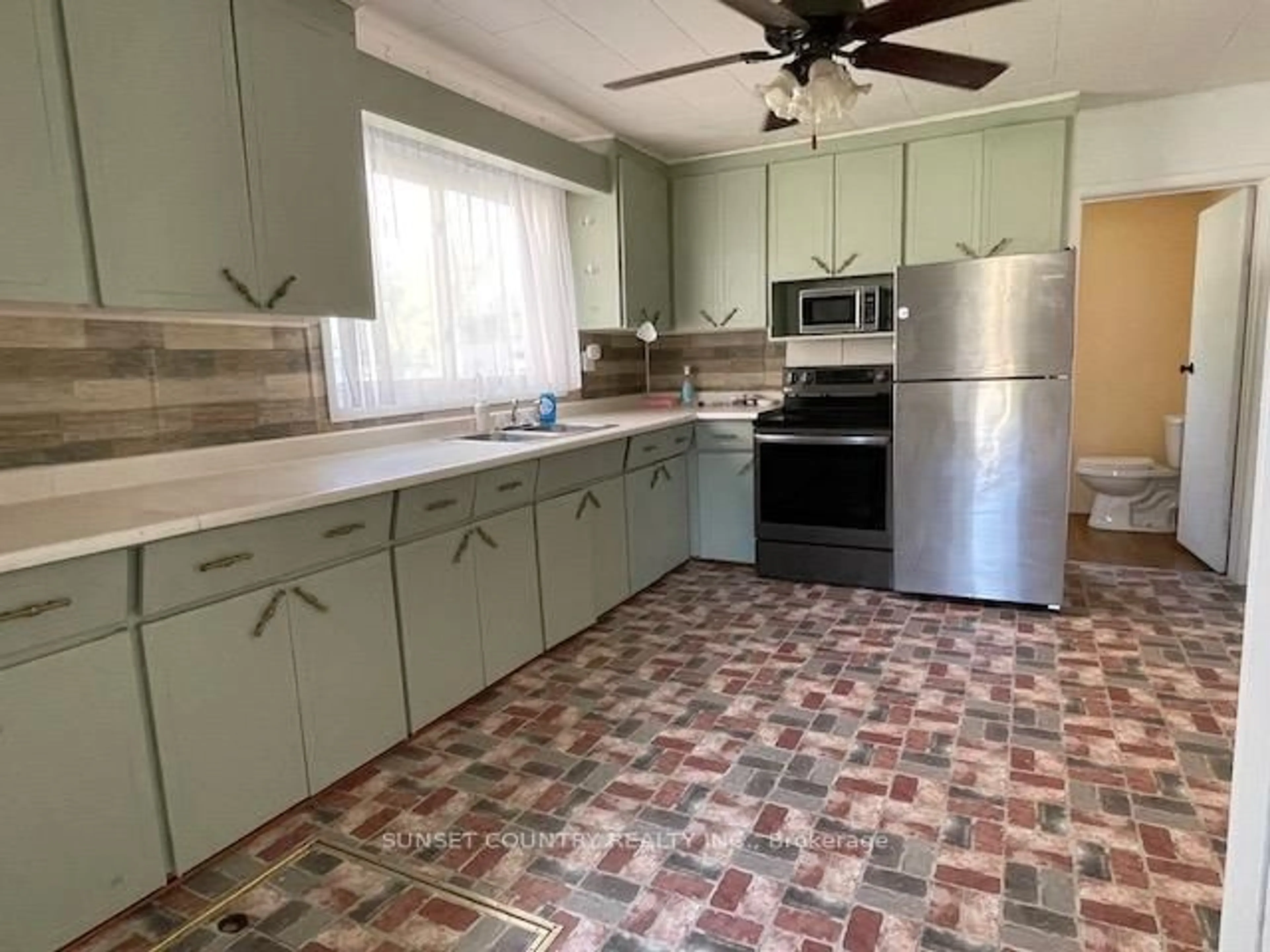Standard kitchen, ceramic/tile floor for 180 Third St, Dryden Ontario P8N 2W1
