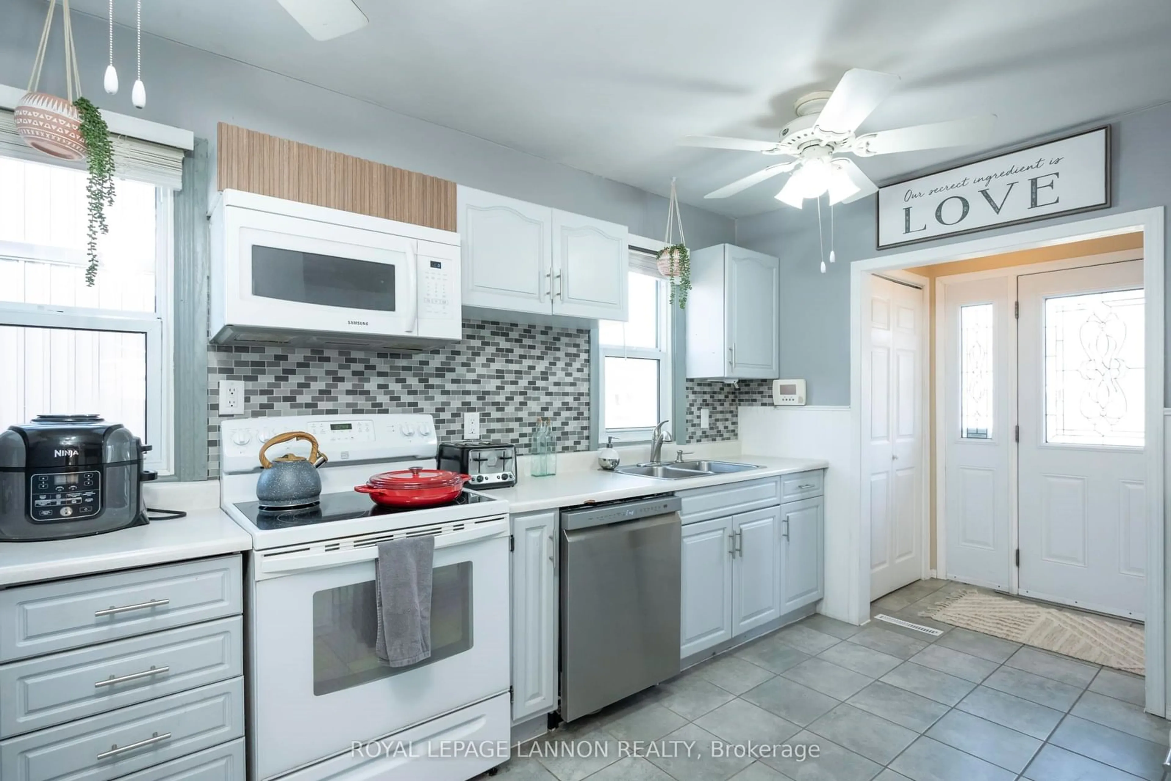 Standard kitchen, ceramic/tile floor for 138 Christina St, Thunder Bay Ontario P7E 4N5