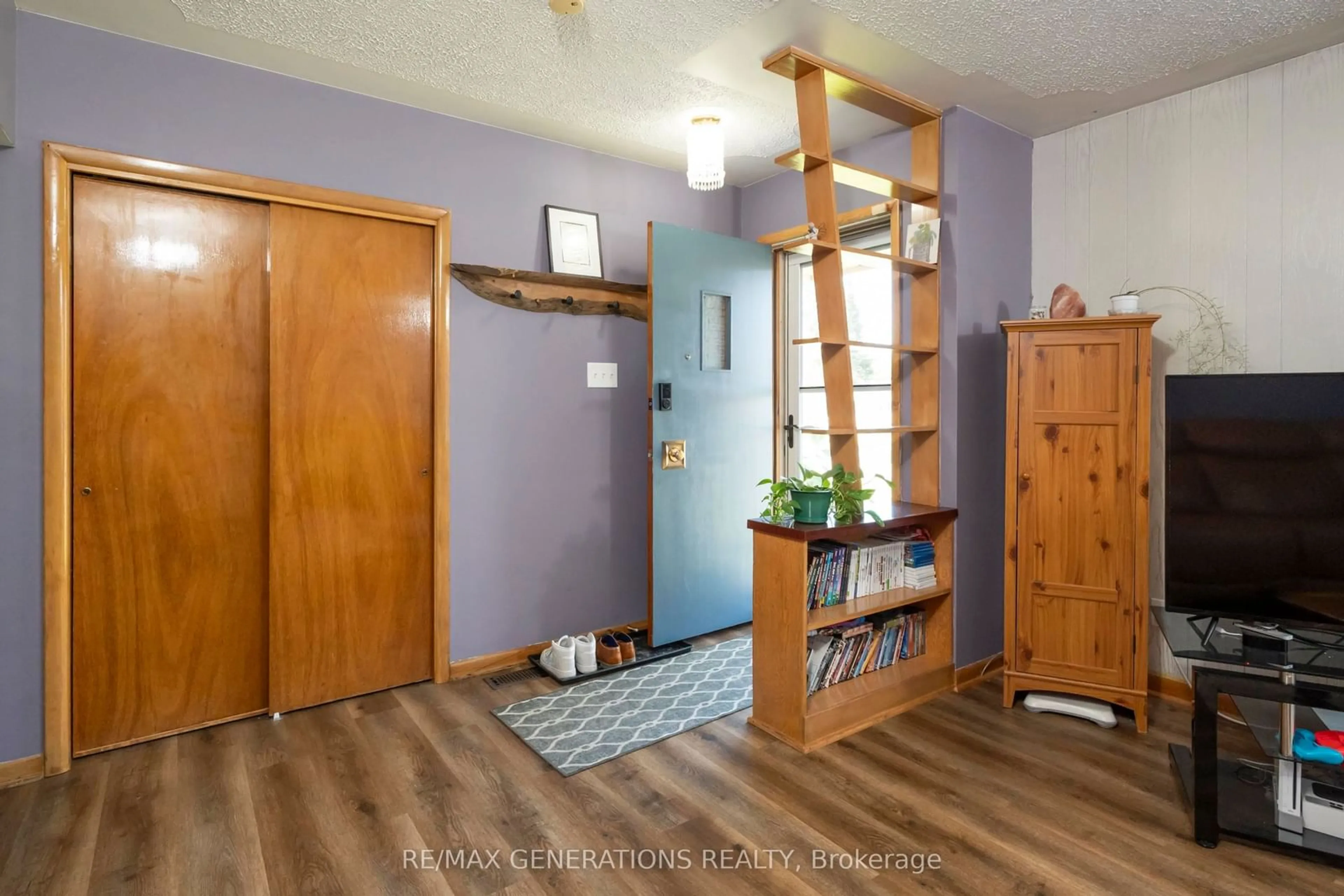Indoor entryway for 112 IBBETSON St, Thunder Bay Ontario P7A 7J9
