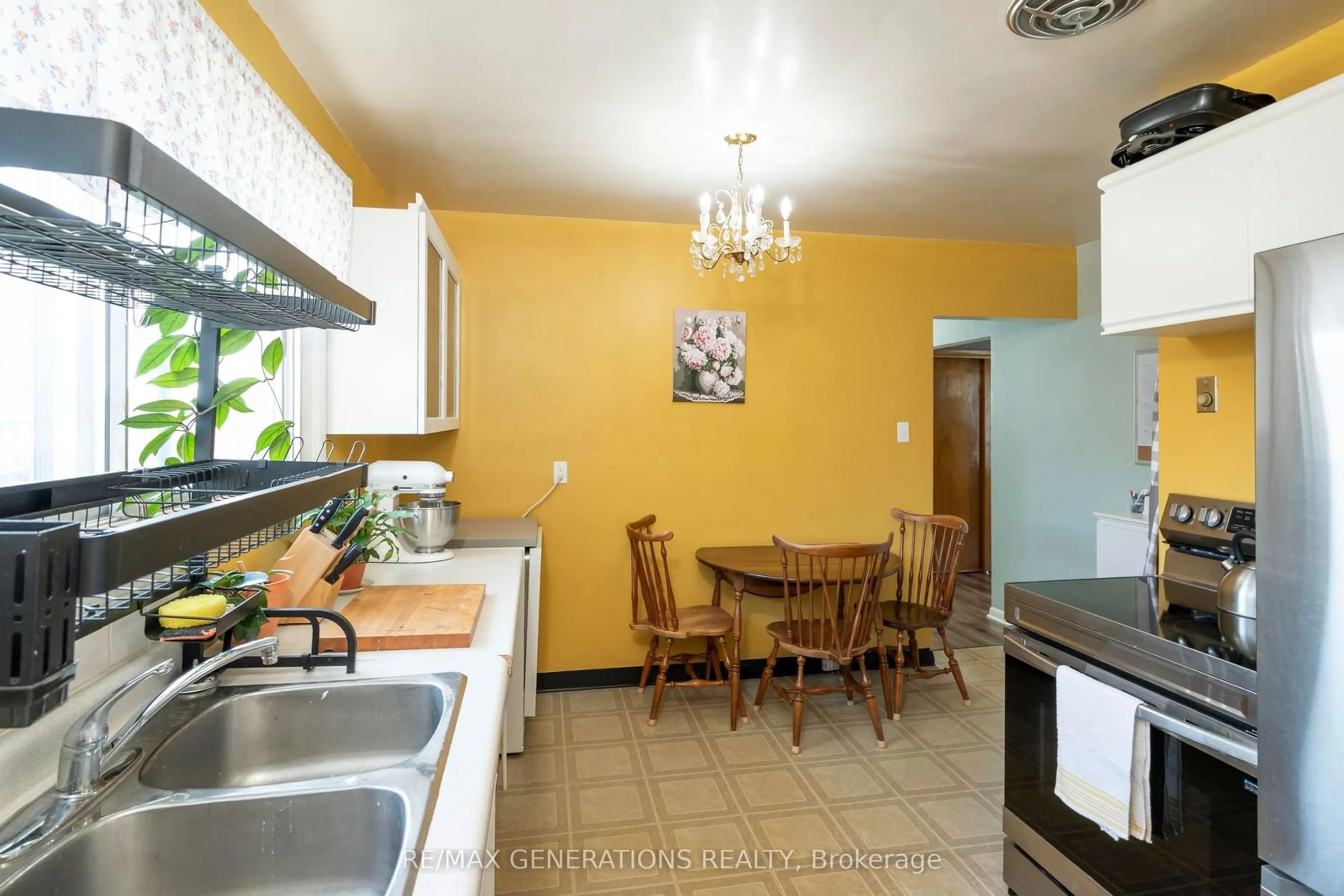 Standard kitchen, ceramic/tile floor for 112 IBBETSON St, Thunder Bay Ontario P7A 7J9