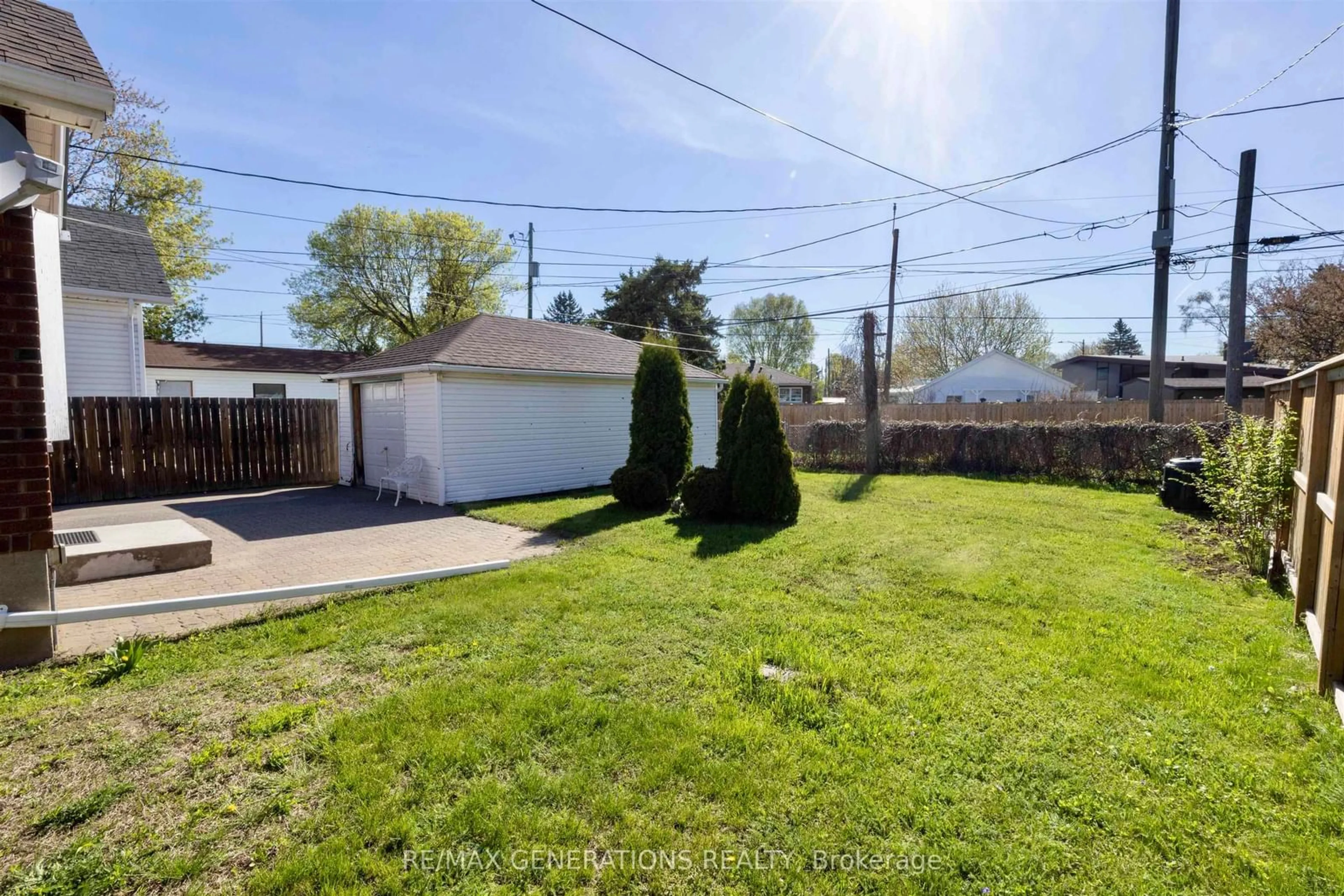 A pic from outside/outdoor area/front of a property/back of a property/a pic from drone, street for 408 KINGSWAY Ave, Thunder Bay Ontario P7E 2A7