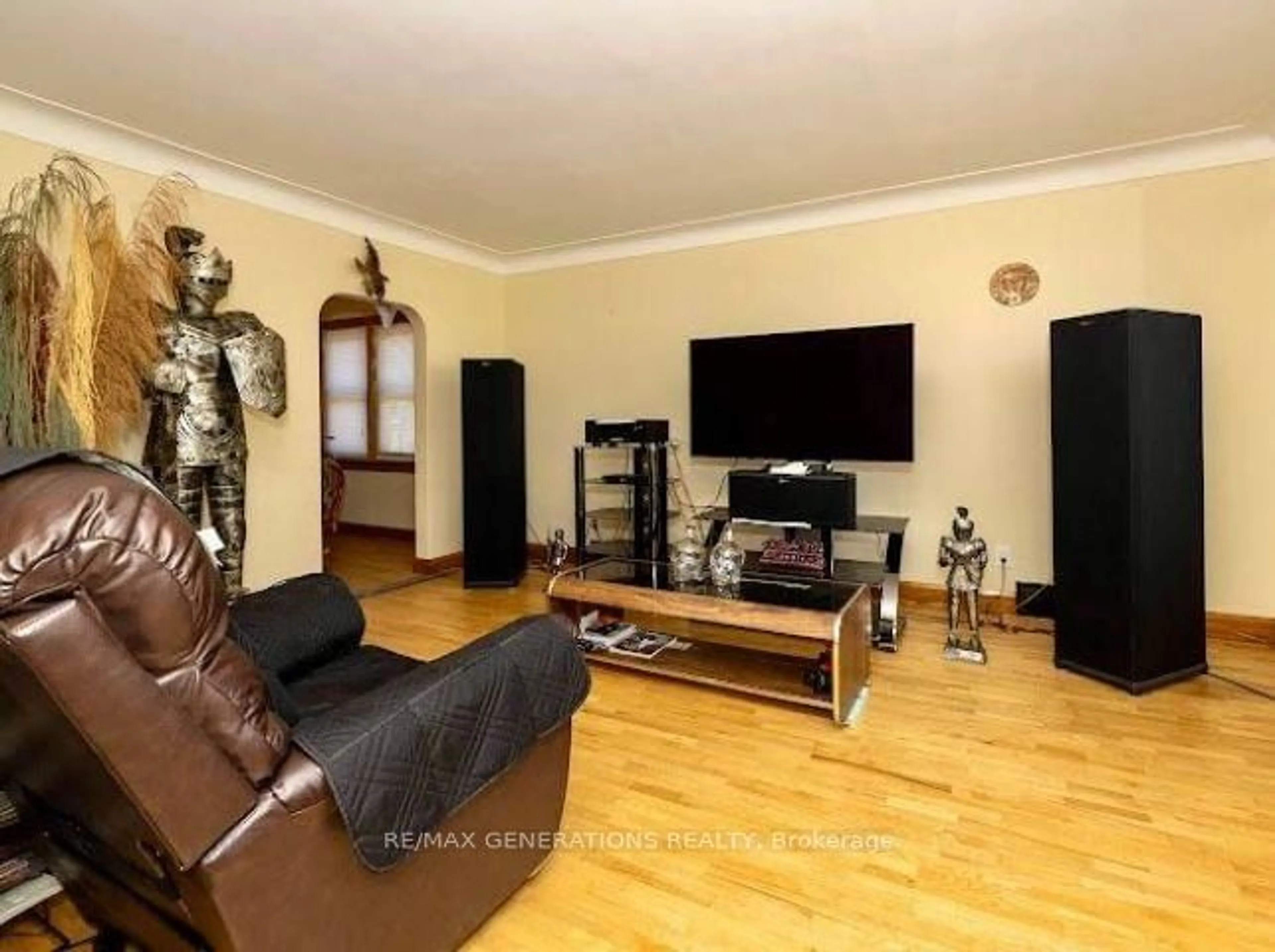 Living room with furniture, wood/laminate floor for 408 KINGSWAY Ave, Thunder Bay Ontario P7E 2A7