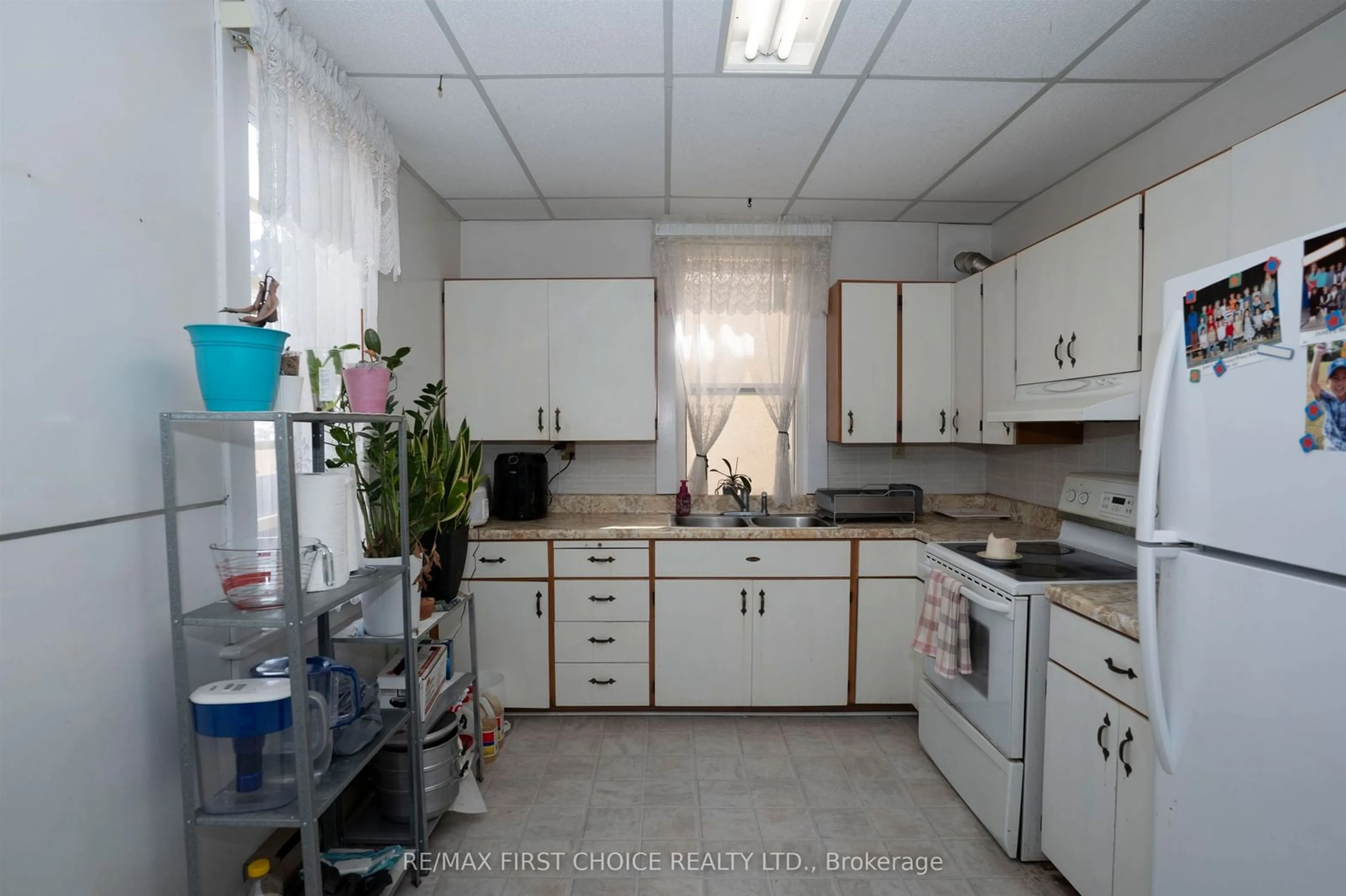 Standard kitchen, unknown for 310 Brodie St, Thunder Bay Ontario P7C 3S7