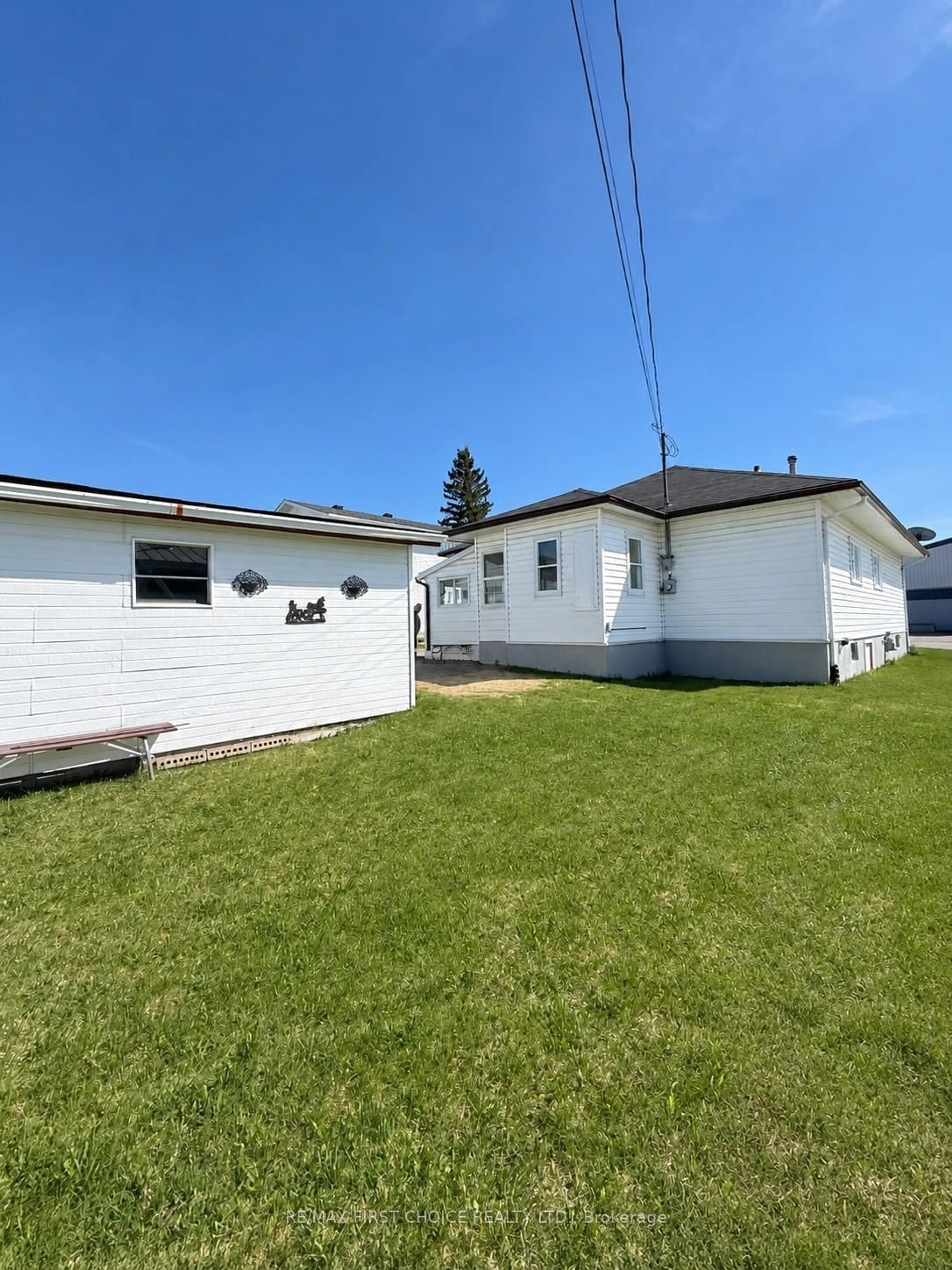 A pic from outside/outdoor area/front of a property/back of a property/a pic from drone, street for 114 Nishnabe Miikena, Greenstone Ontario P0T 2A0