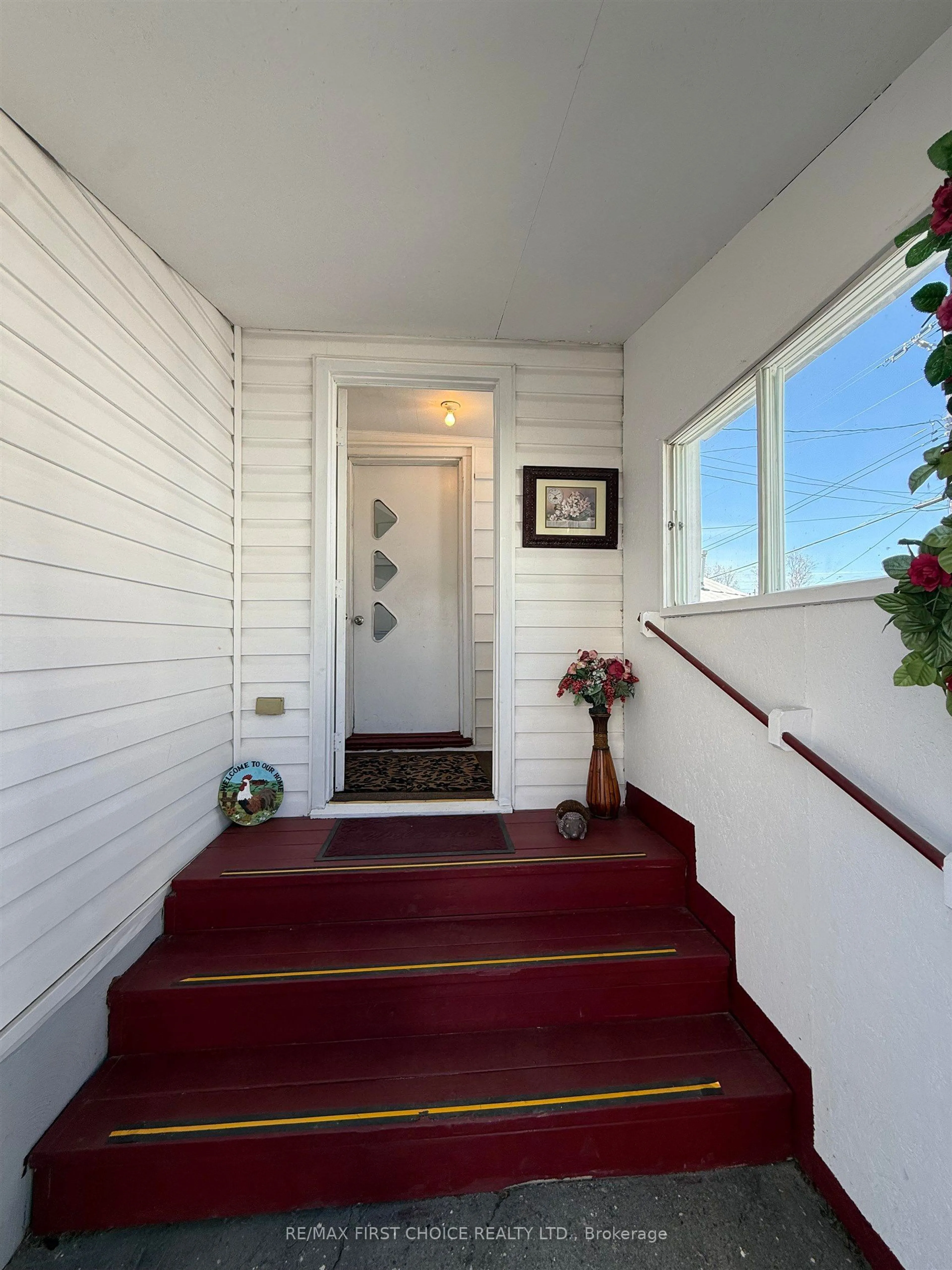 Indoor entryway for 114 Nishnabe Miikena, Greenstone Ontario P0T 2A0