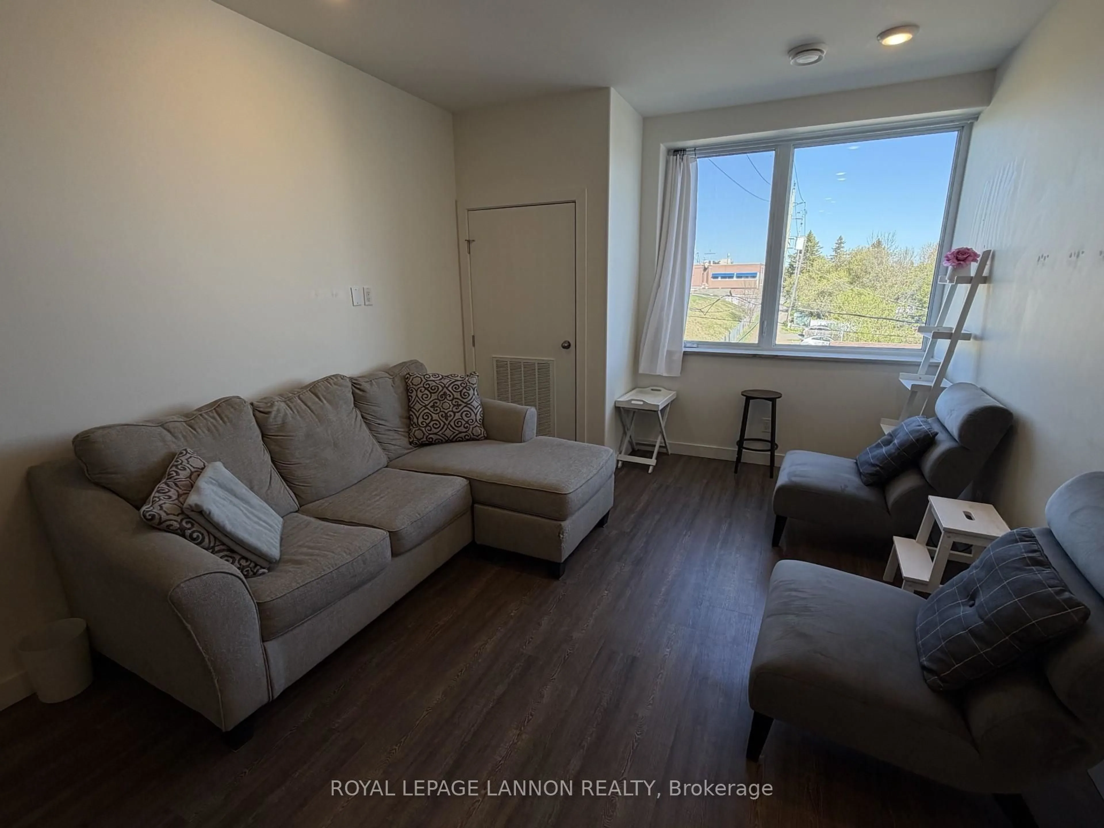 Living room with furniture, unknown for 96 HIGH St, Thunder Bay Ontario P7A 5R3