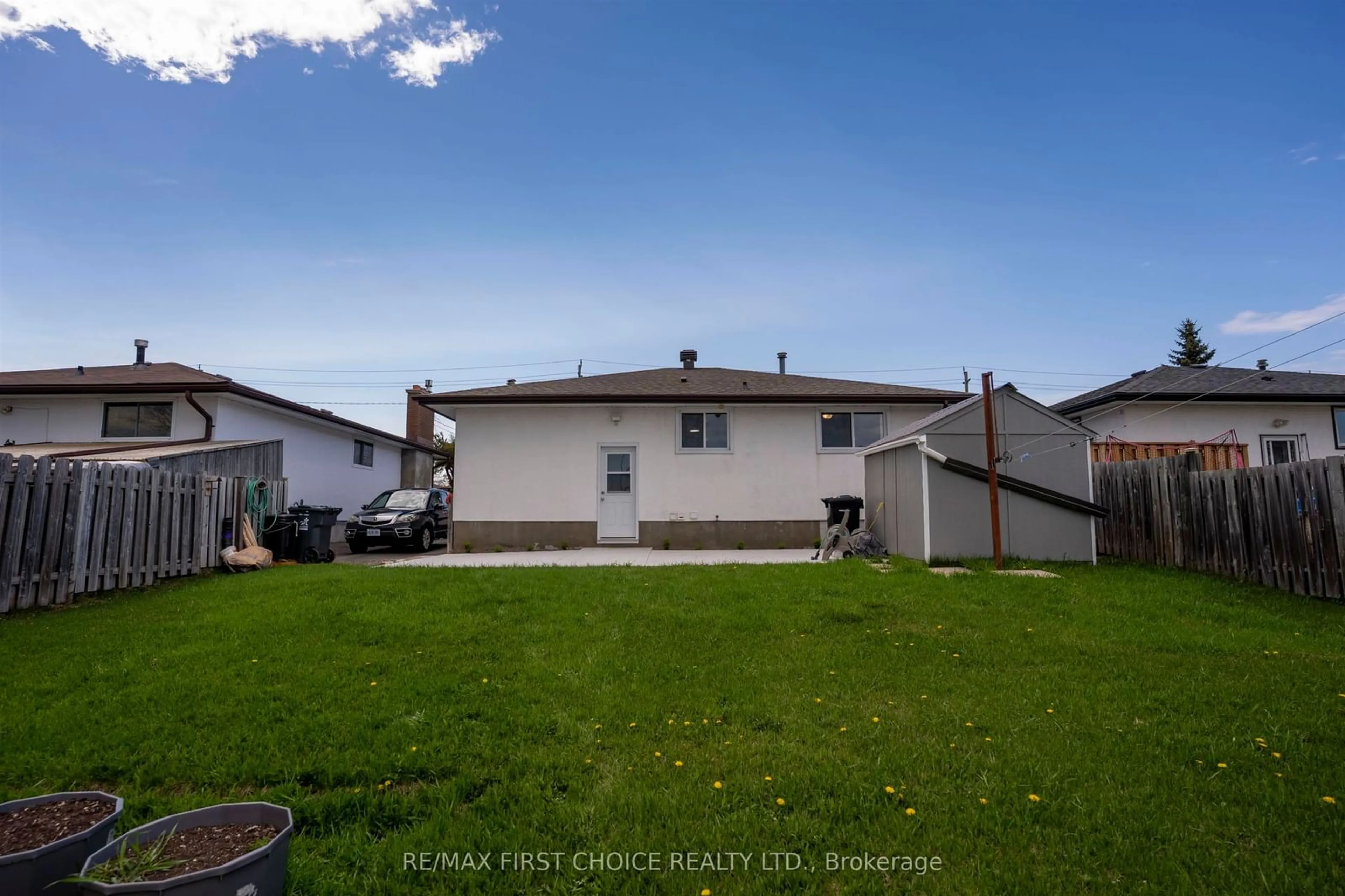 A pic from outside/outdoor area/front of a property/back of a property/a pic from drone, street for 435 Dublin Ave, Thunder Bay Ontario P7B 5A1