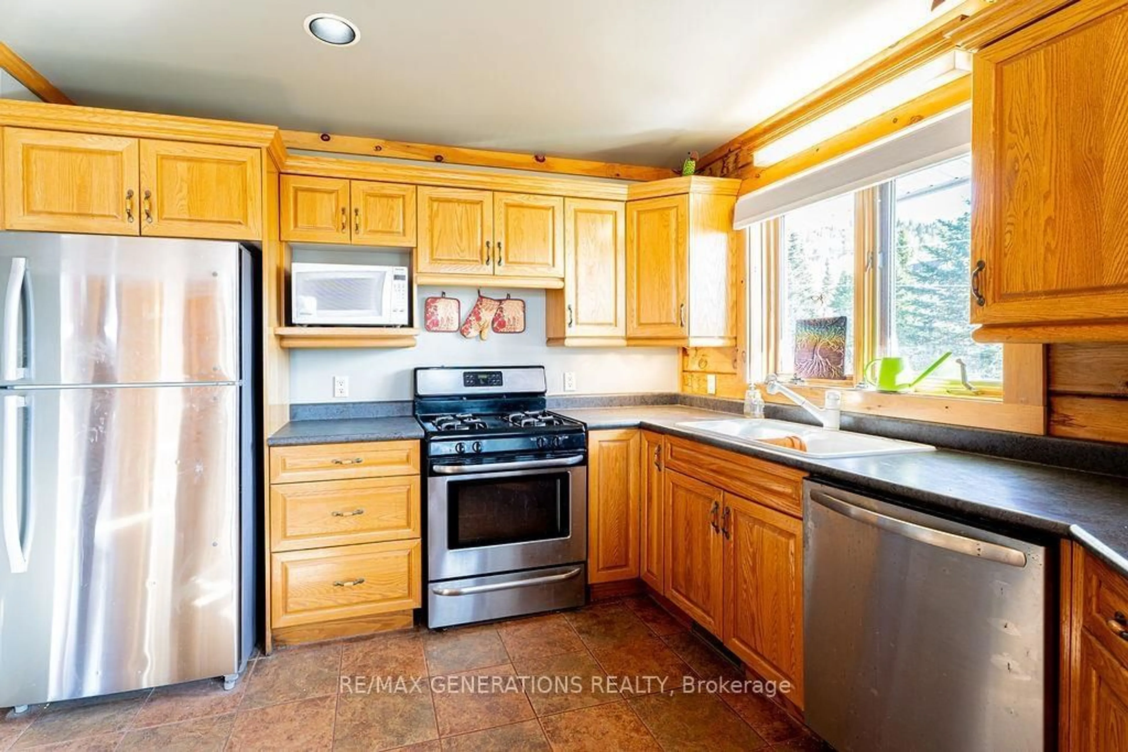 Standard kitchen, unknown for 106 ISLAND Ave, Neebing Ontario P7L 0C1