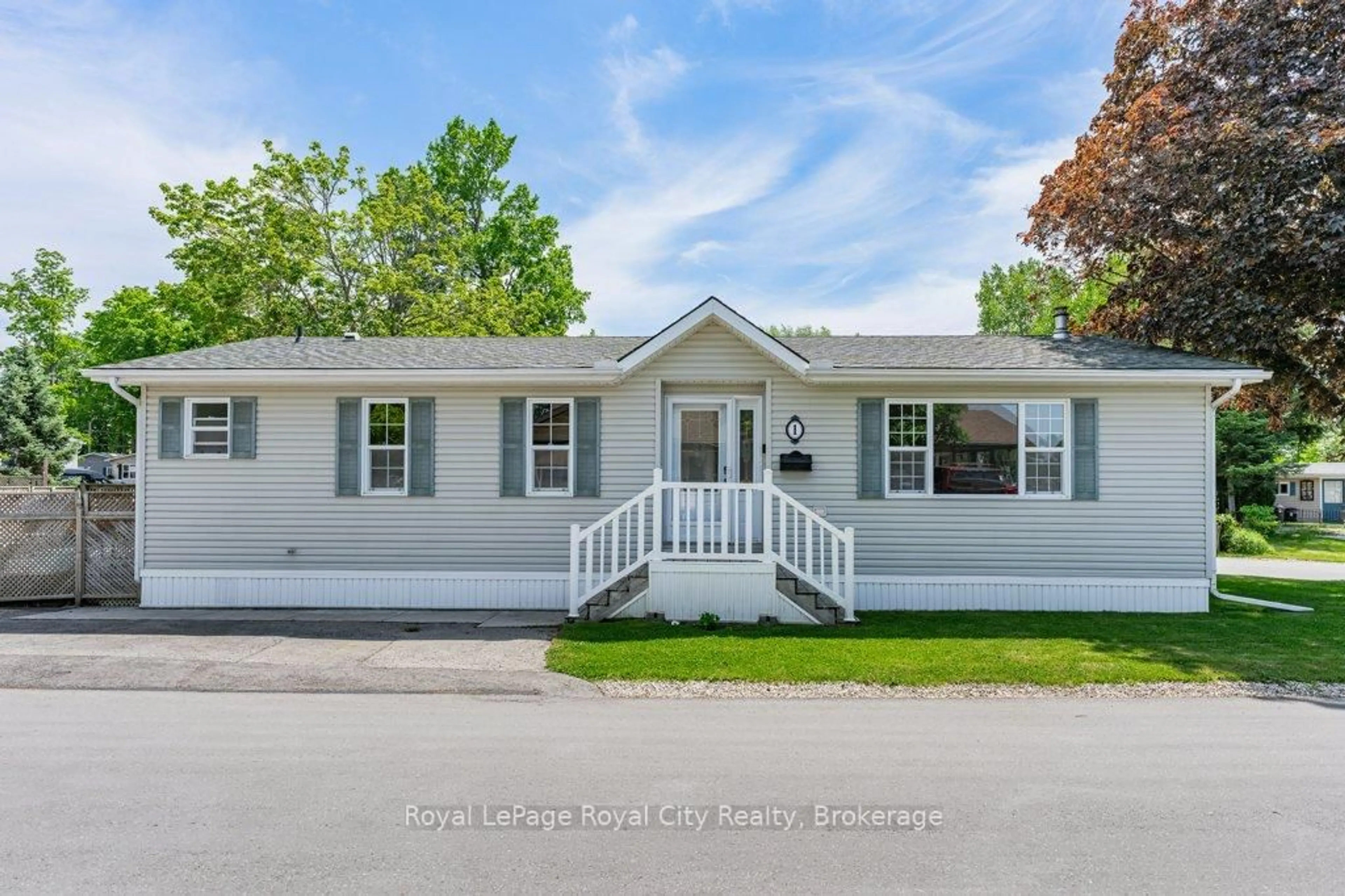Home with vinyl exterior material, unknown for 1 Pine Lane, Puslinch Ontario N0B 2J0