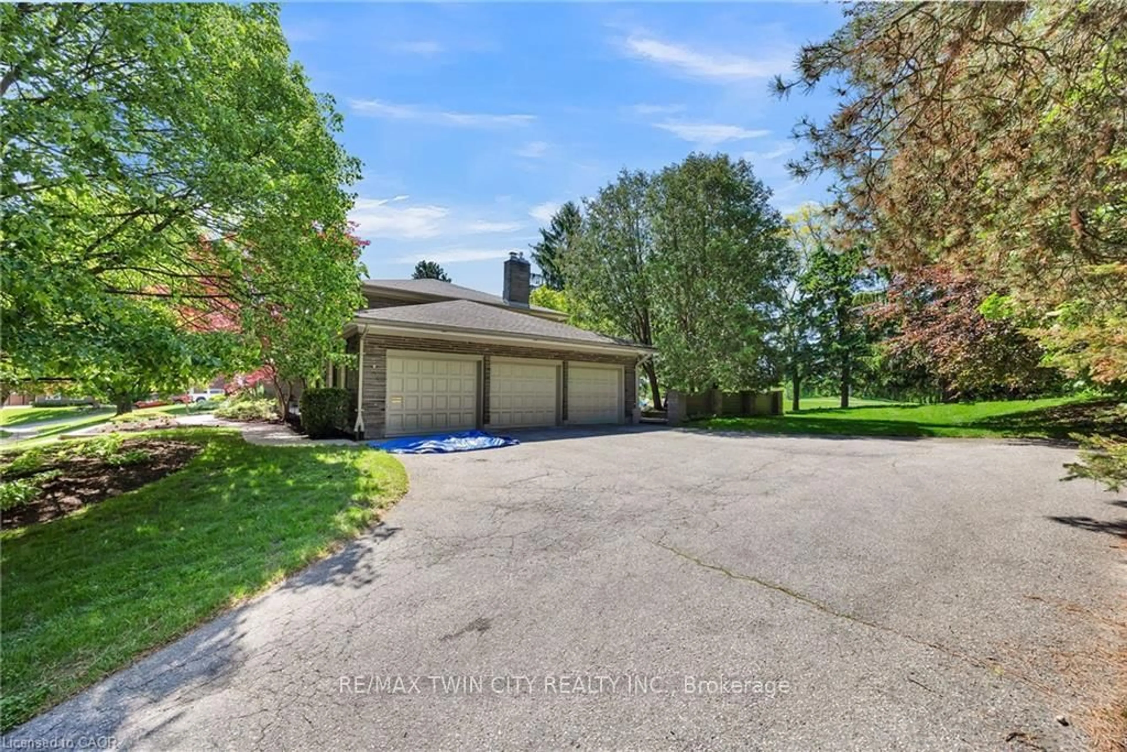 A pic from outside/outdoor area/front of a property/back of a property/a pic from drone, water/lake/river/ocean view for 61 Huntley Cres, Kitchener Ontario N2M 2R4