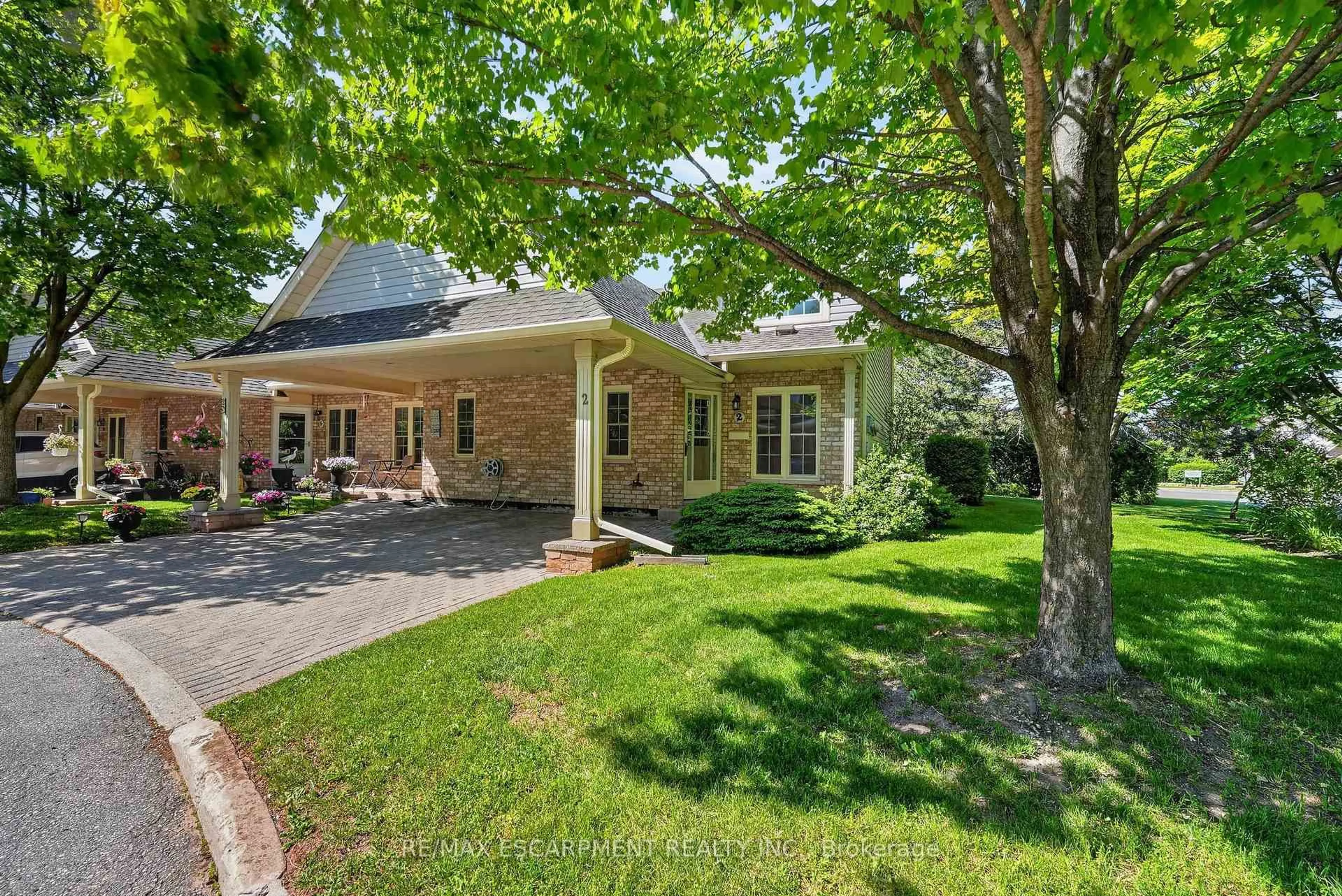 Home with brick exterior material, street for 9 Wentworth Dr #2, Grimsby Ontario L3M 5H9