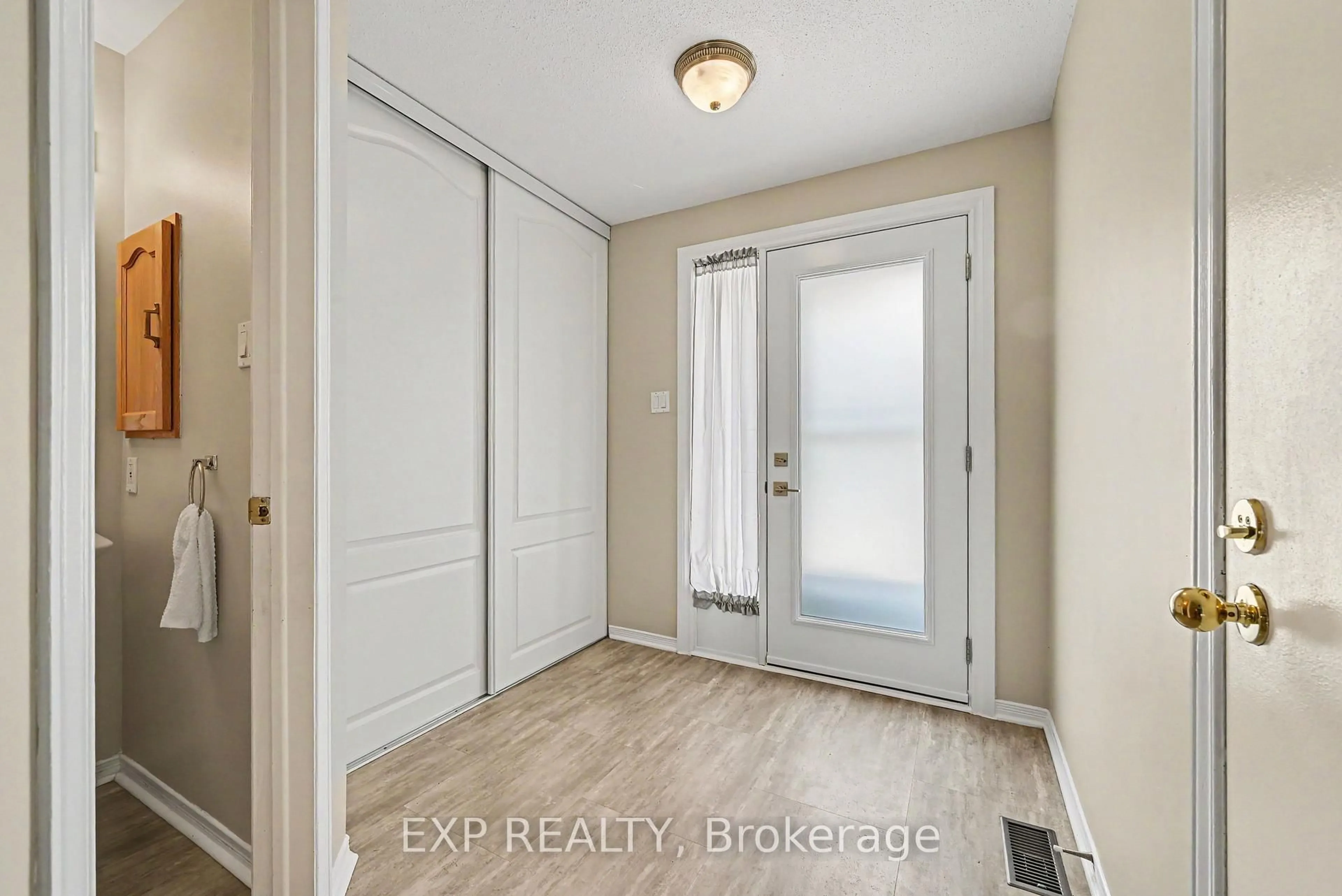 Indoor entryway for 1859 Summerfields Cres, Ottawa Ontario K1C 7B7