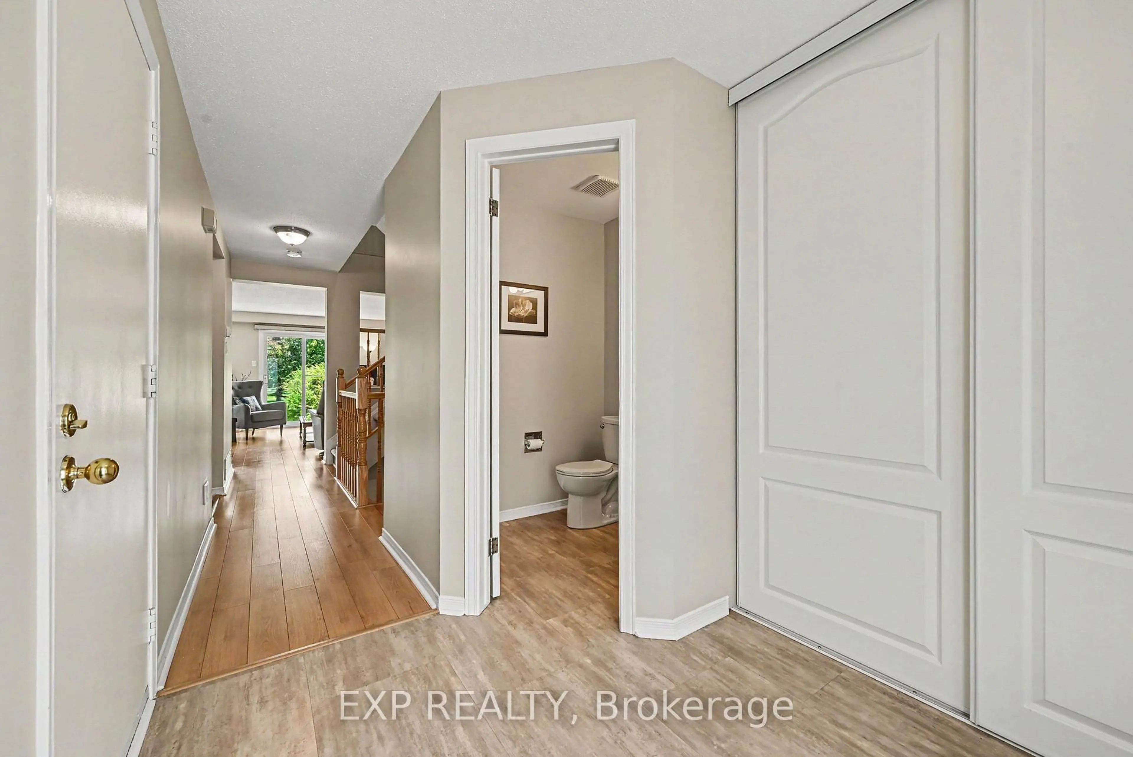 Indoor entryway for 1859 Summerfields Cres, Ottawa Ontario K1C 7B7