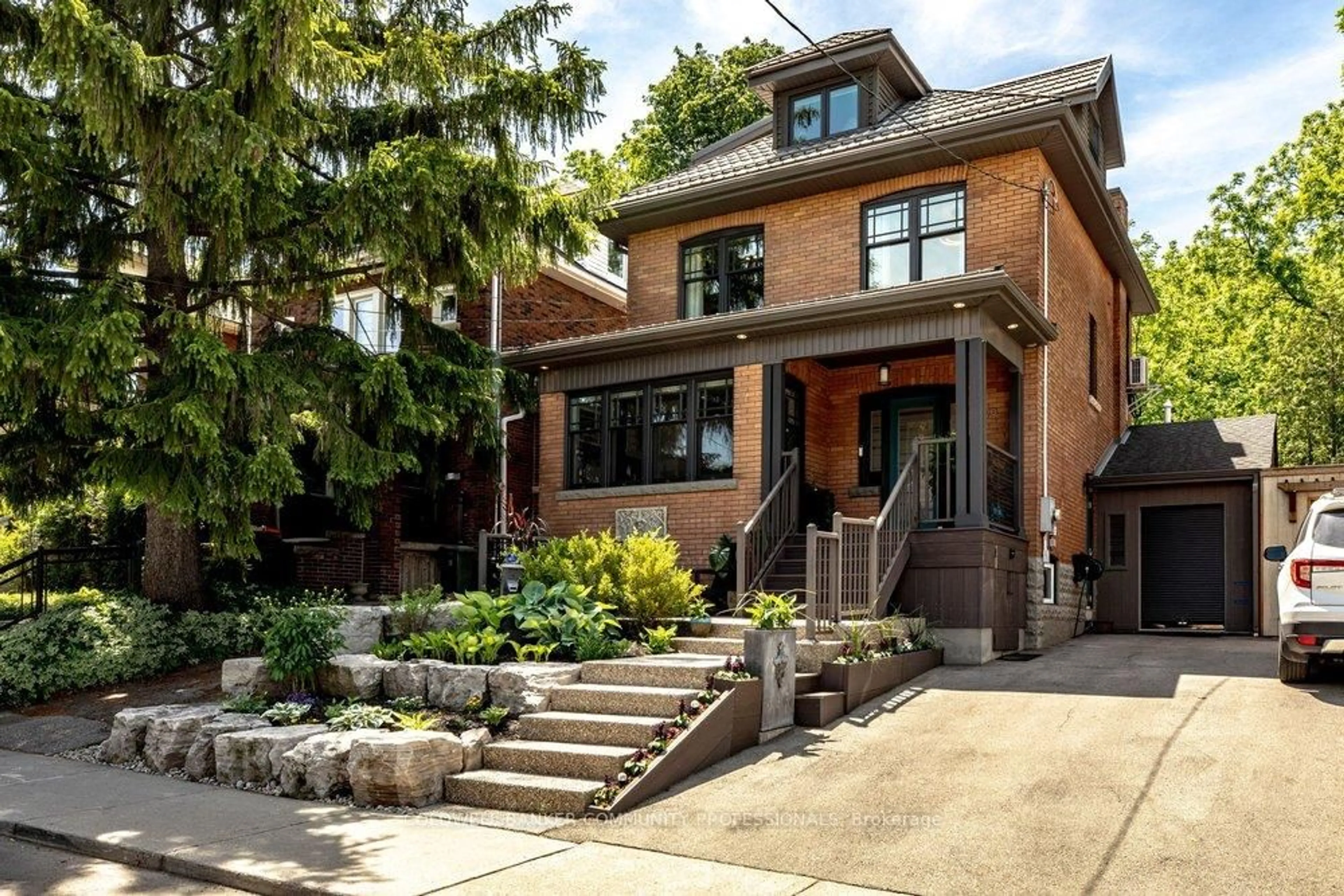 Home with brick exterior material, street for 99 Hillcrest Ave, Hamilton Ontario L8P 2X1
