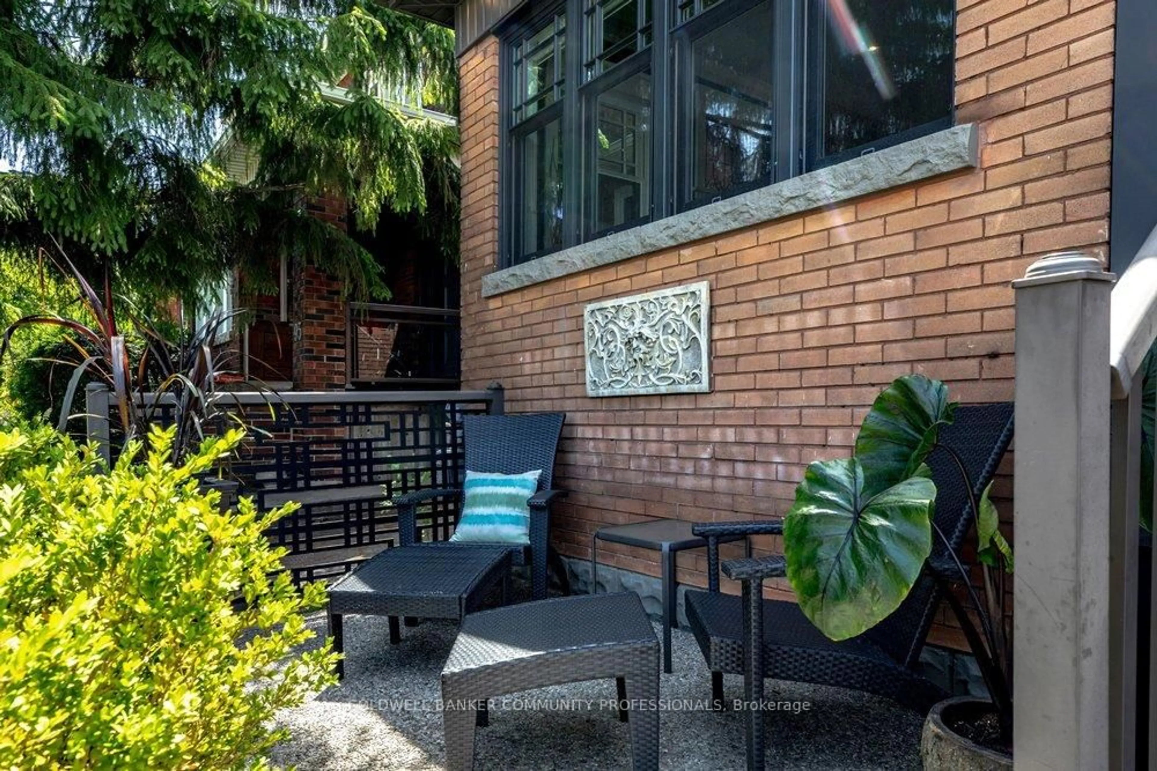 Patio, street for 99 Hillcrest Ave, Hamilton Ontario L8P 2X1