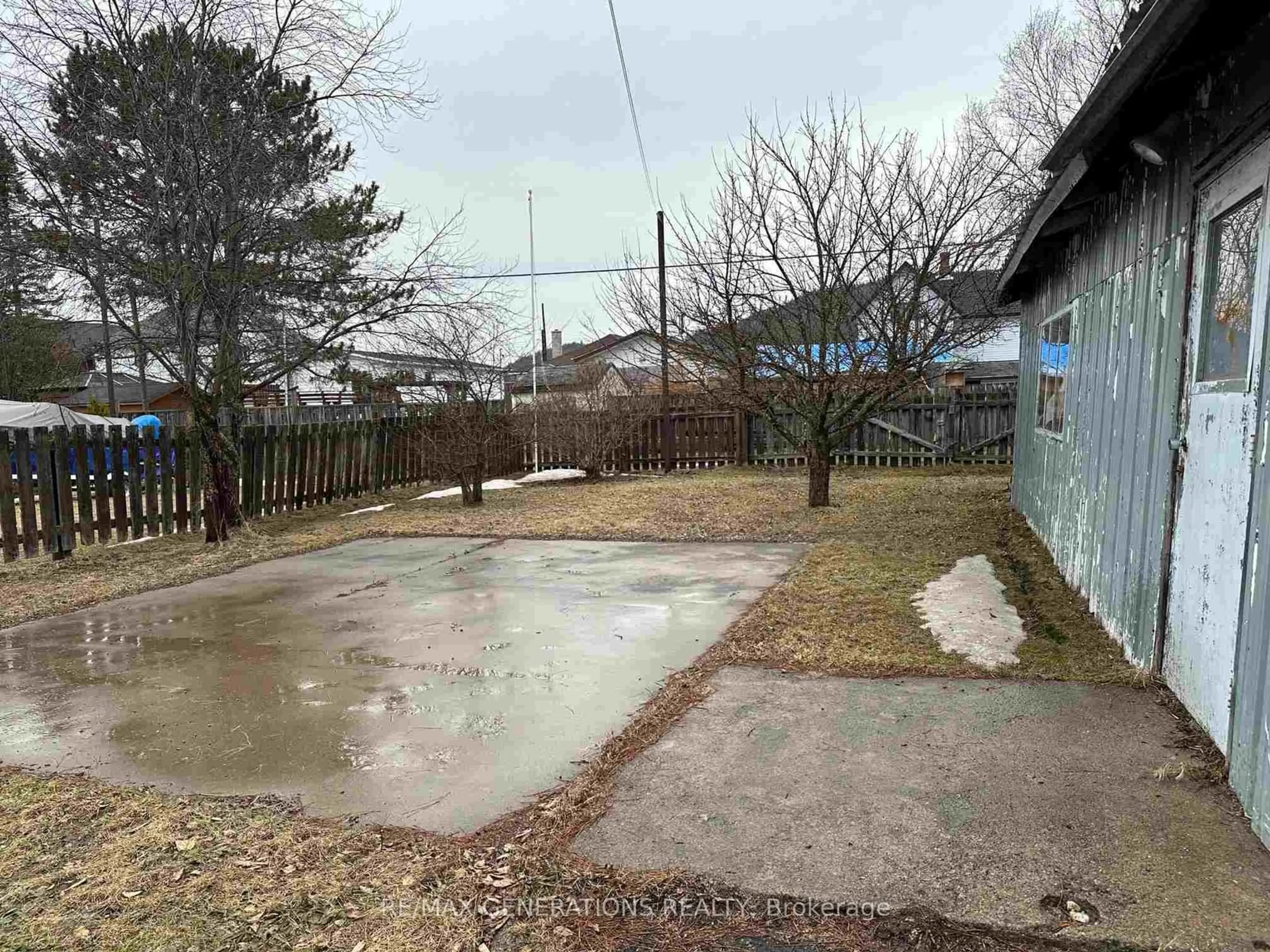 A pic from outside/outdoor area/front of a property/back of a property/a pic from drone, street for 105 Columbia St, Schreiber Ontario P0T 2S0