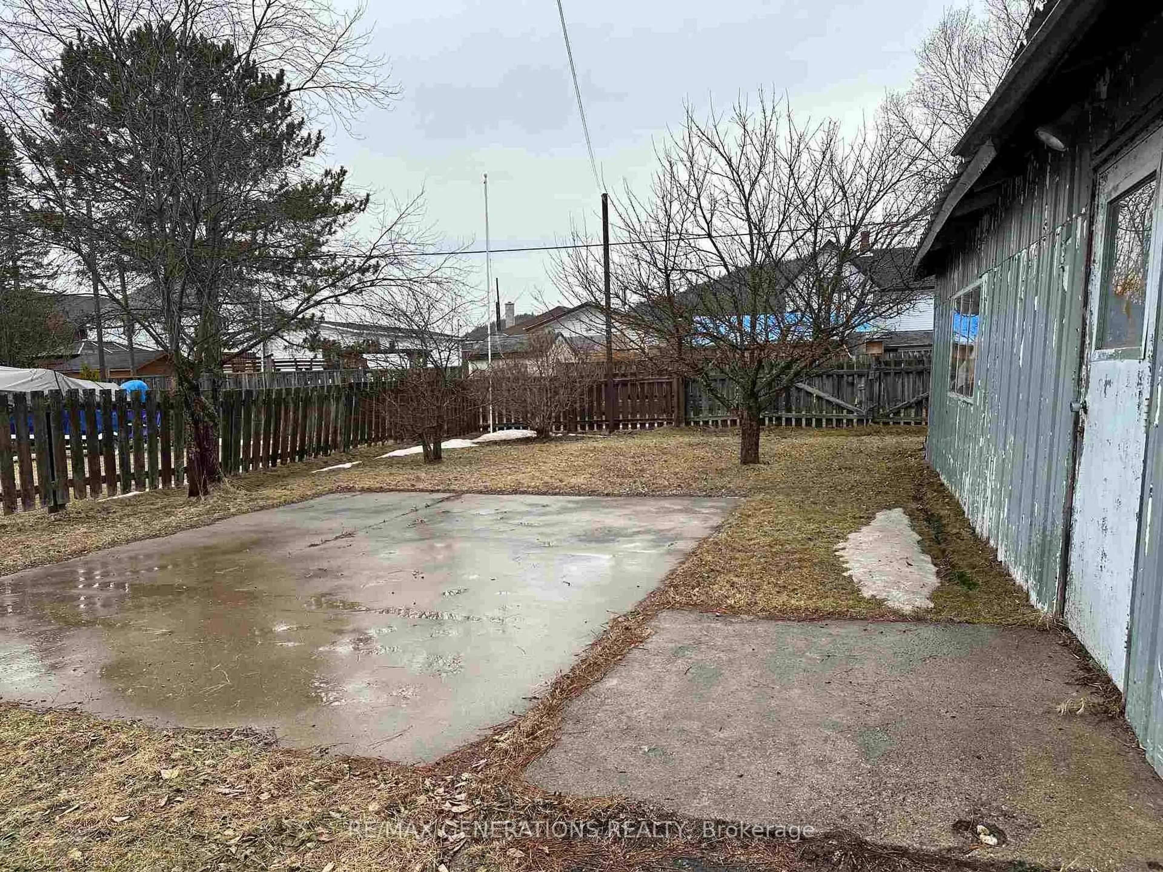 Patio, street for 105 Columbia St, Schreiber Ontario P0T 2S0