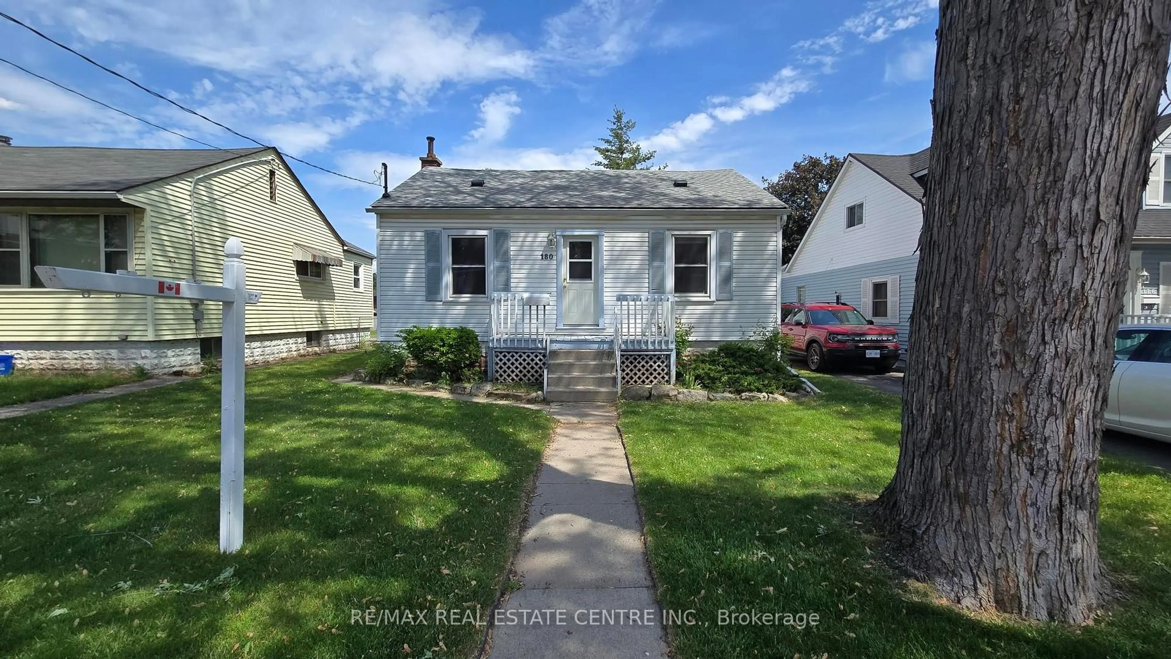 Home with vinyl exterior material, street for 180 Oak Ave, Hamilton Ontario L8L 5N1